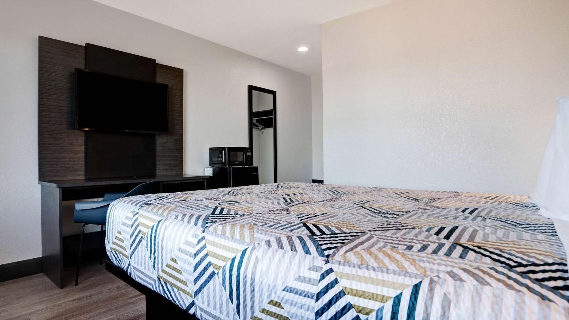 Motel 6 Arcata, CA – Cal Poly Humboldt Queen Room 2