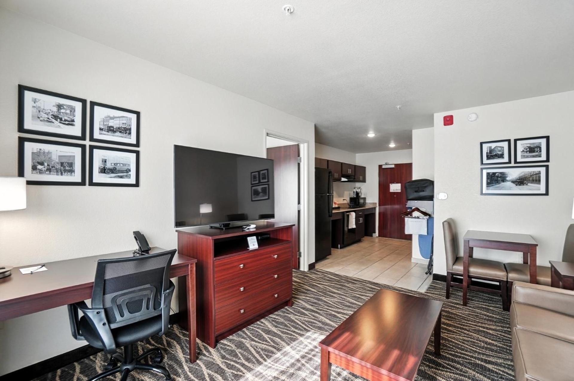 Cobblestone Hotel & Suites - Bellefontaine Superior King Suite 2