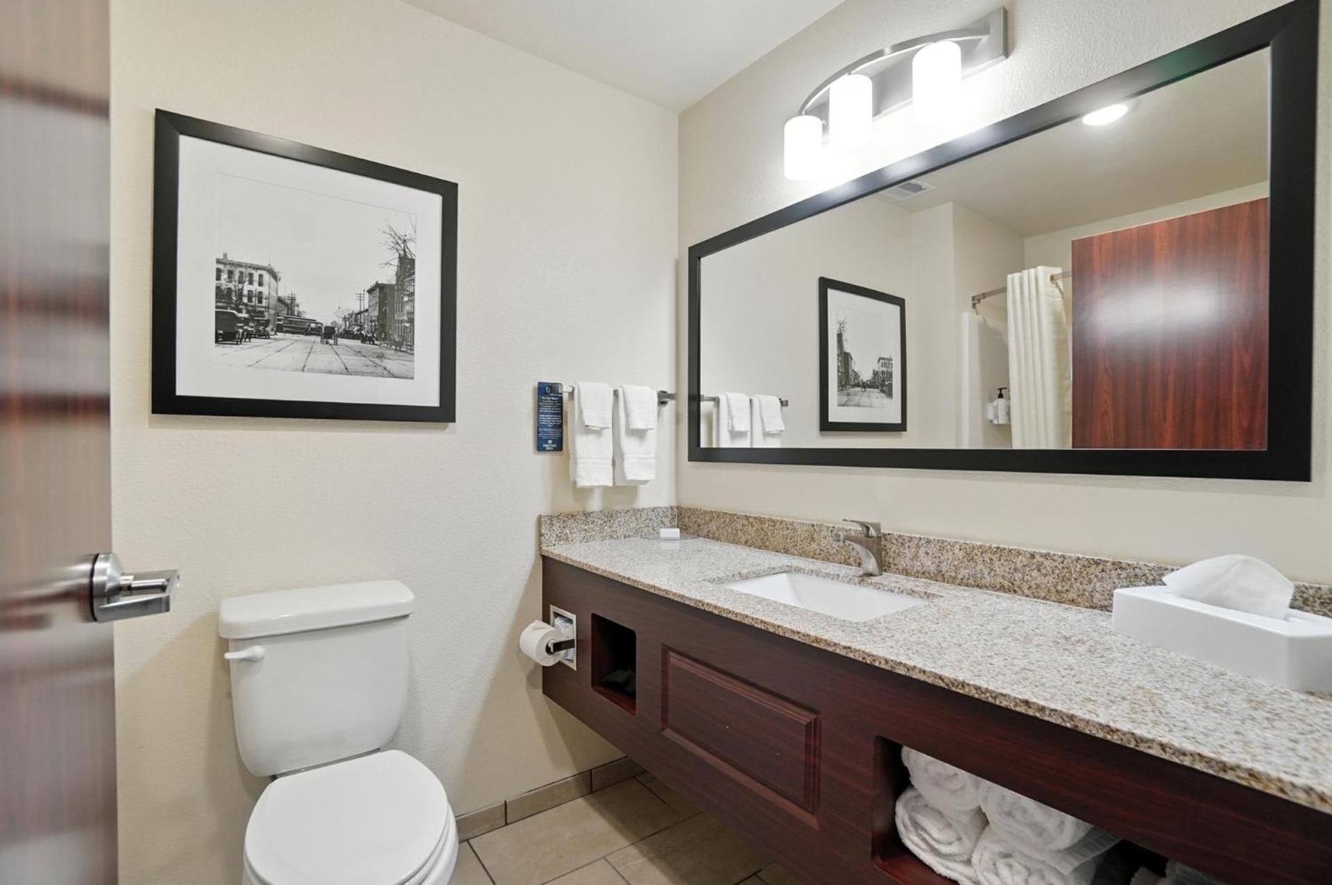 Deluxe Queen Suite