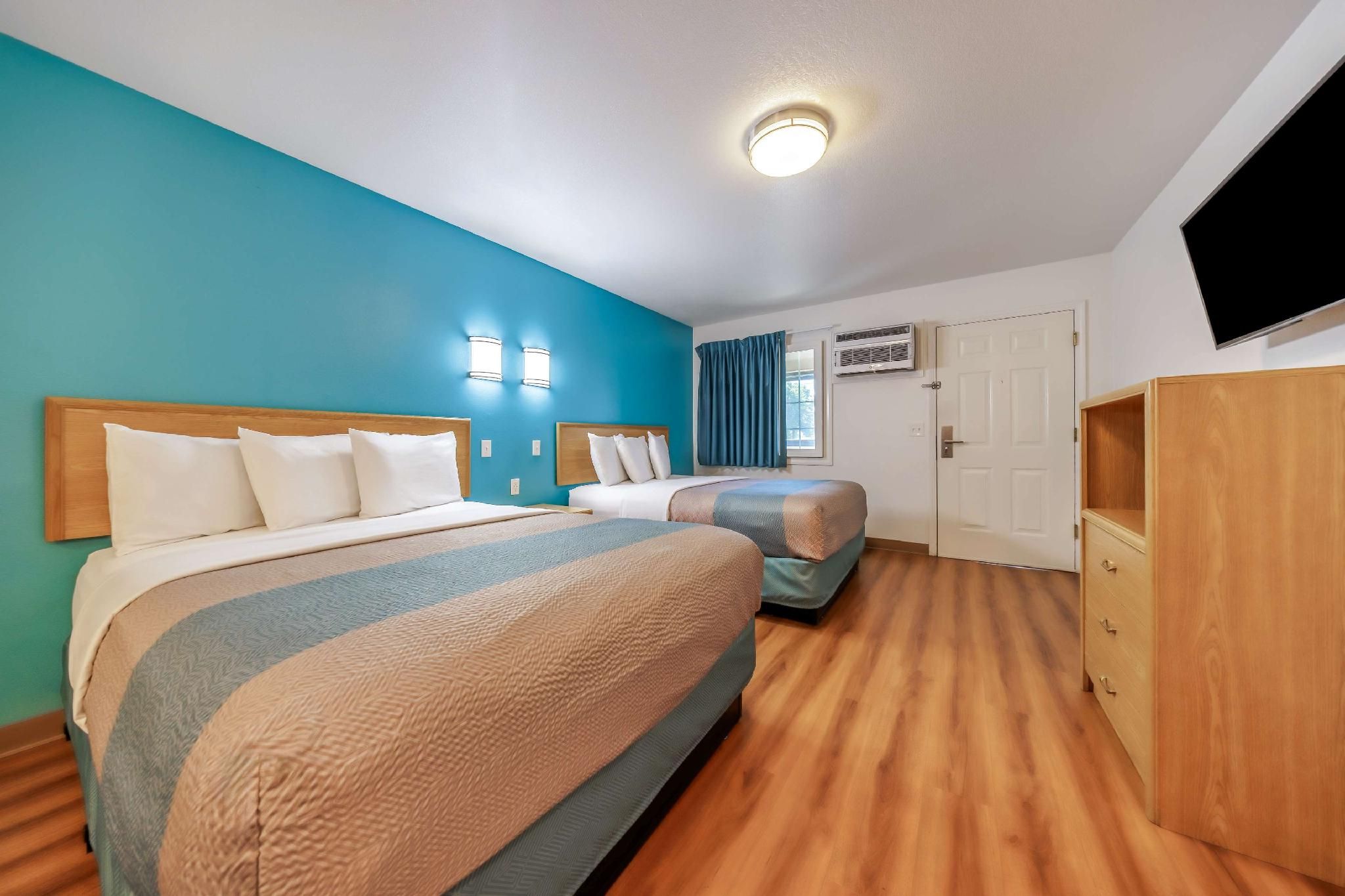 2QBs | Non-Smoking, Micfridge