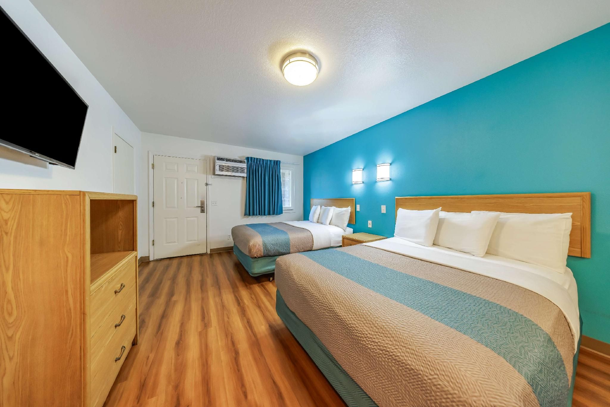 Motel 6 Canby, OR 2QBs | Mobil Access Tub Nsmk Micfridg 2