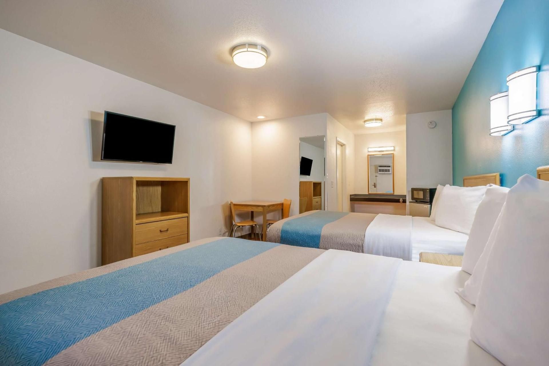 Motel 6 Canby, OR Queen Room with Two Queen Beds - Disability Access - Roll In Shower 2