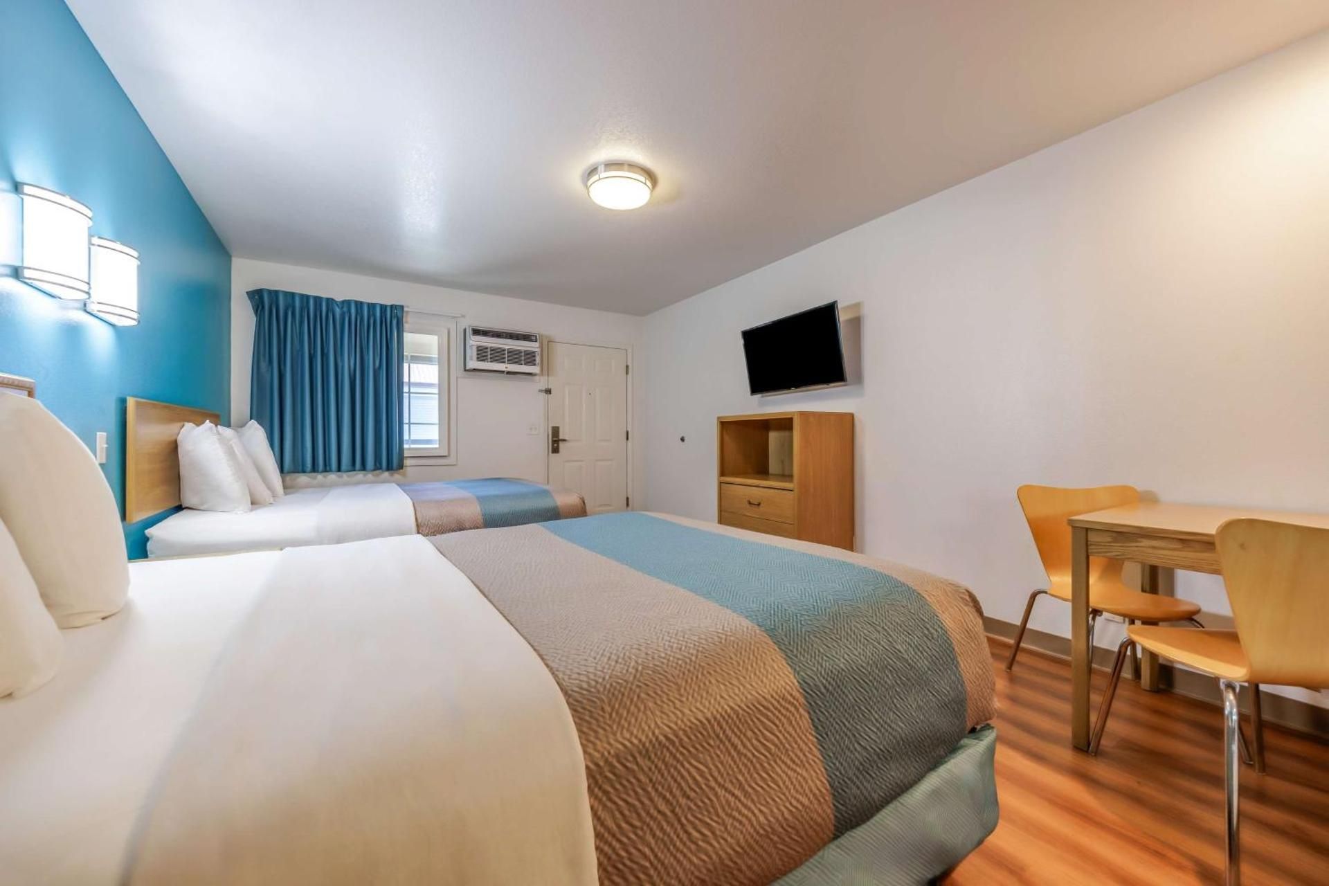 Motel 6 Canby, OR Queen Room with Two Queen Beds - Disability Access - Roll In Shower 3