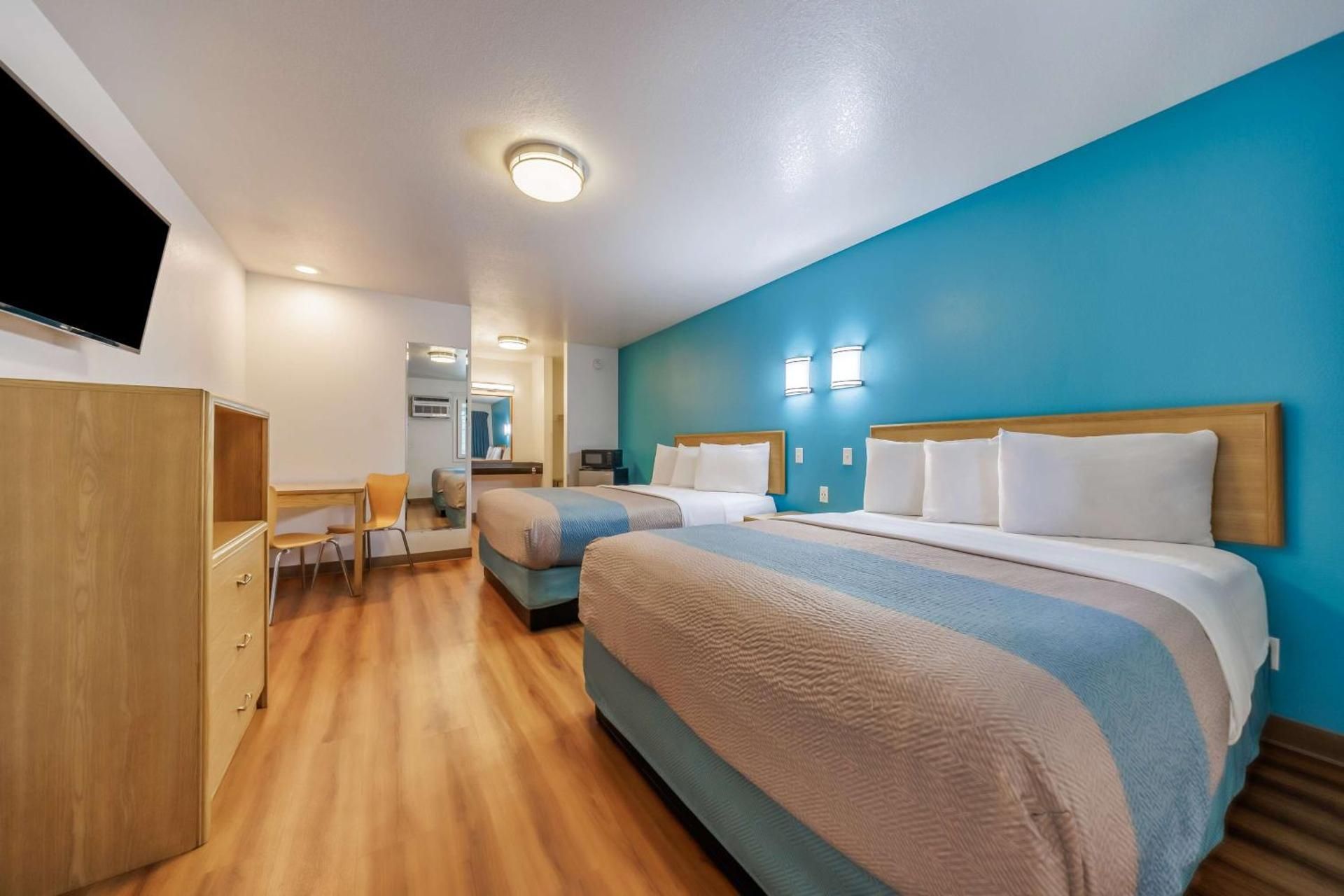 Motel 6 Canby, OR Queen Room with Two Queen Beds - Disability Access - Roll In Shower