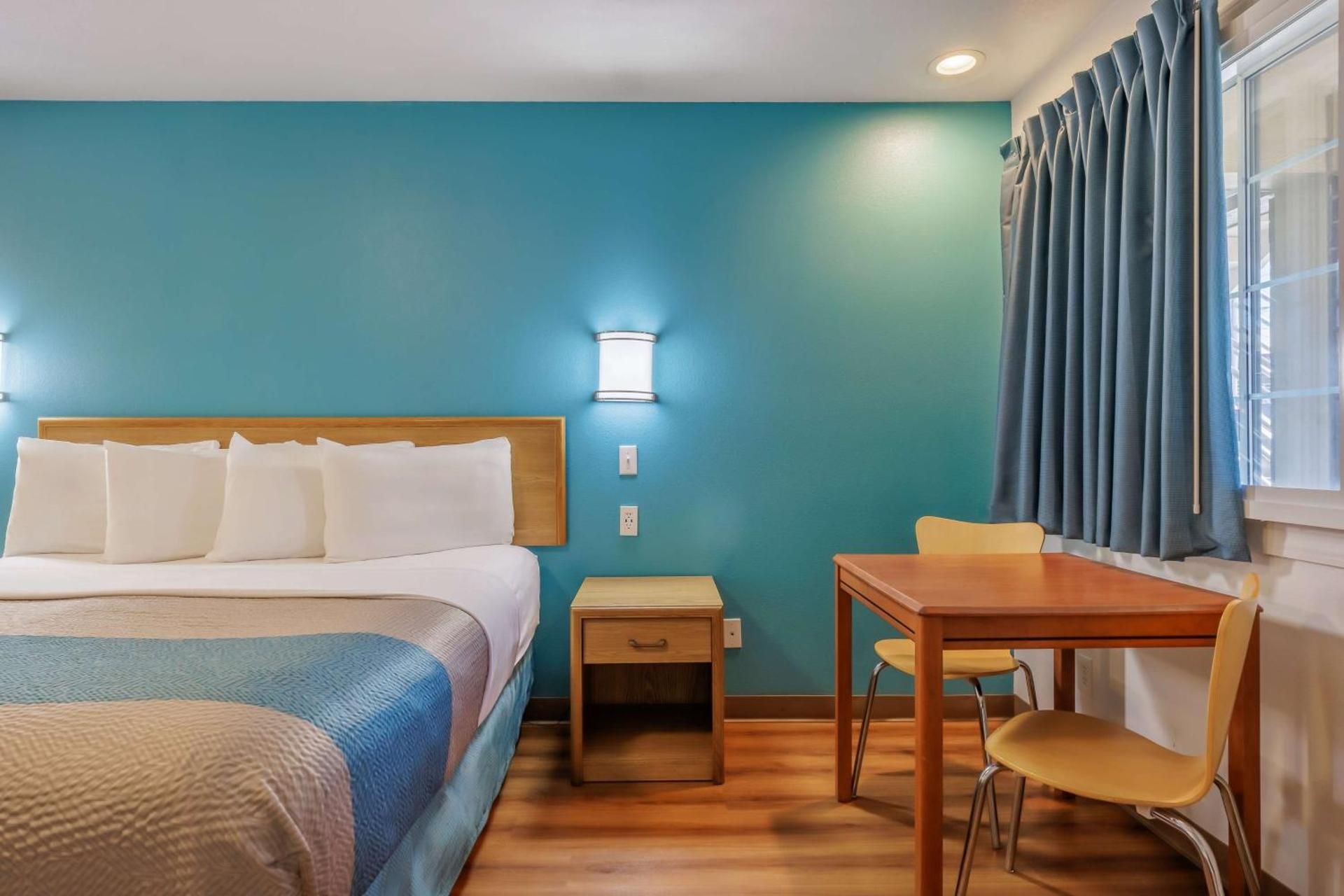 Deluxe King Room - Non-Smoking