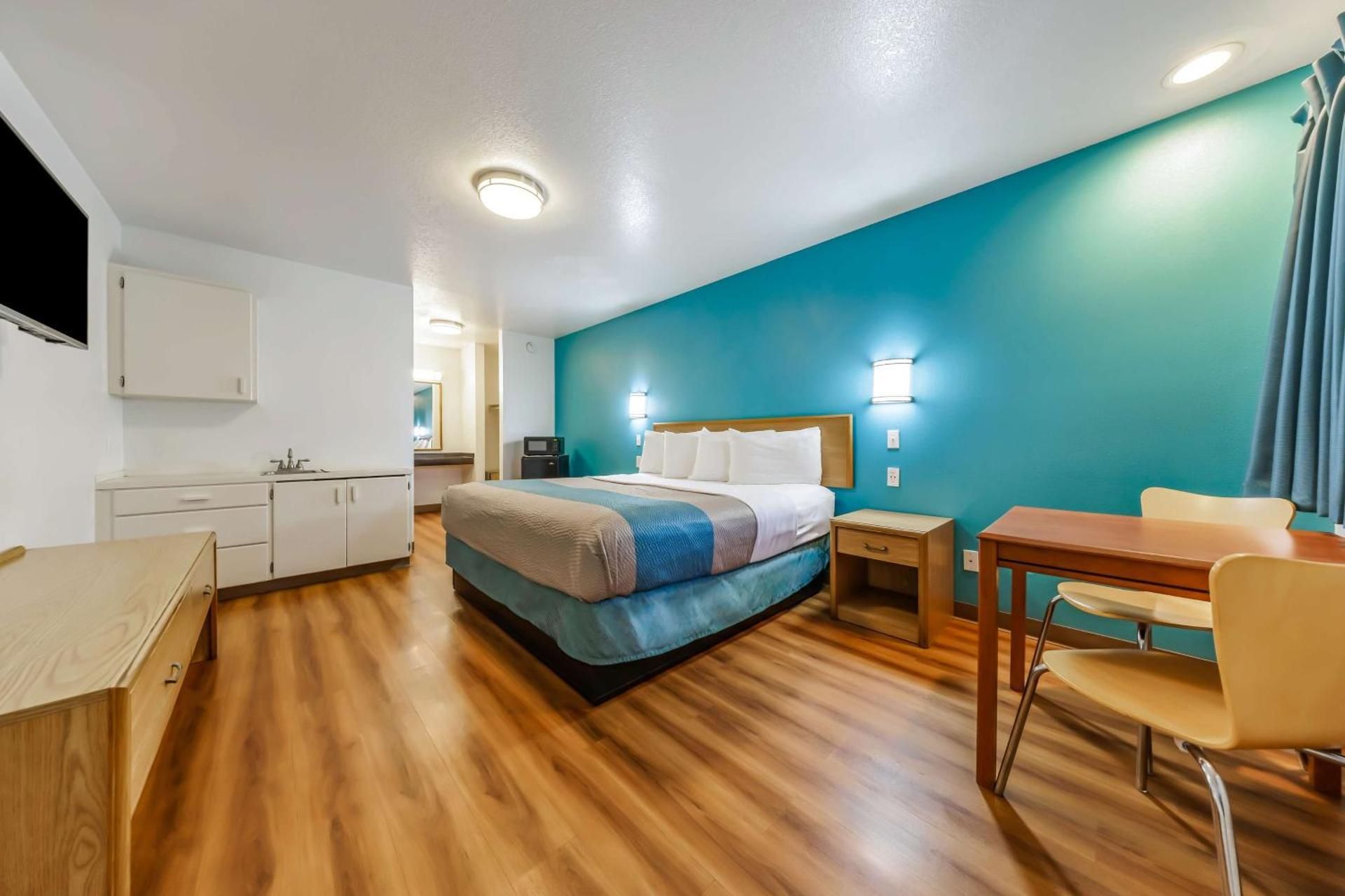 Deluxe King Room - Non-Smoking