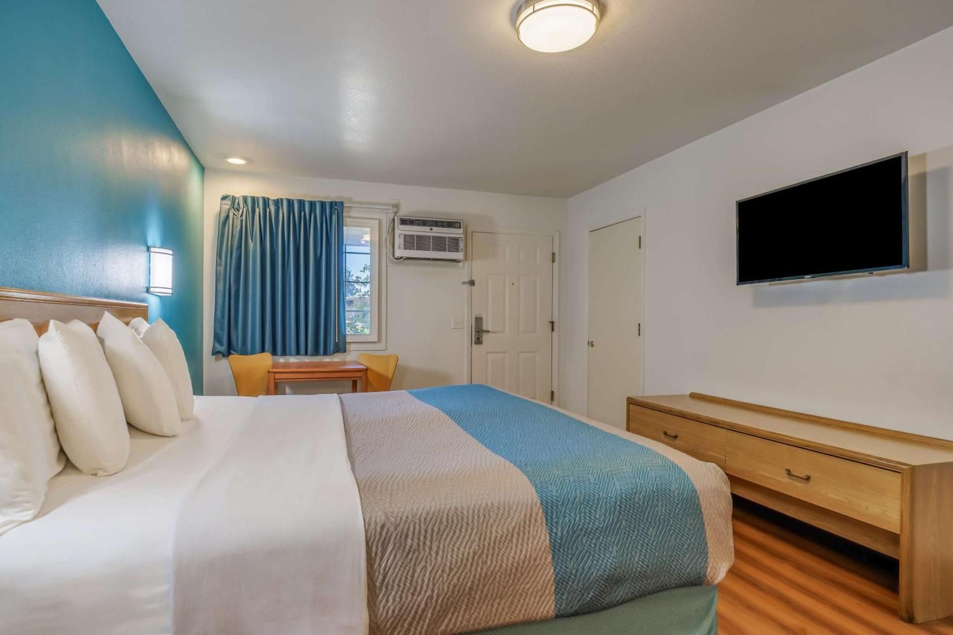 Deluxe King Room - Non-Smoking