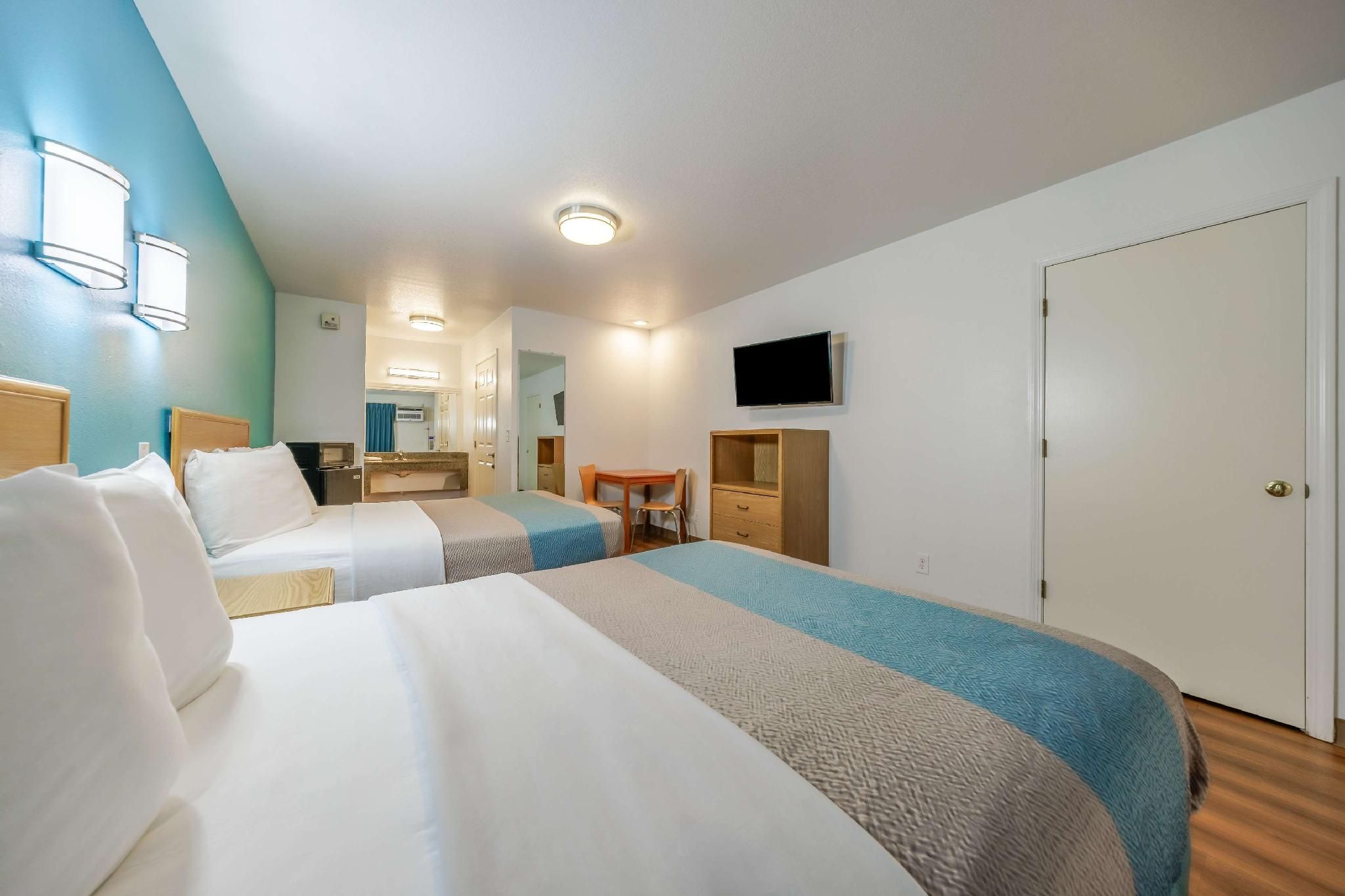 Motel 6 Canby, OR 2QBs | Mobil Access Tub Nsmk Micfridg