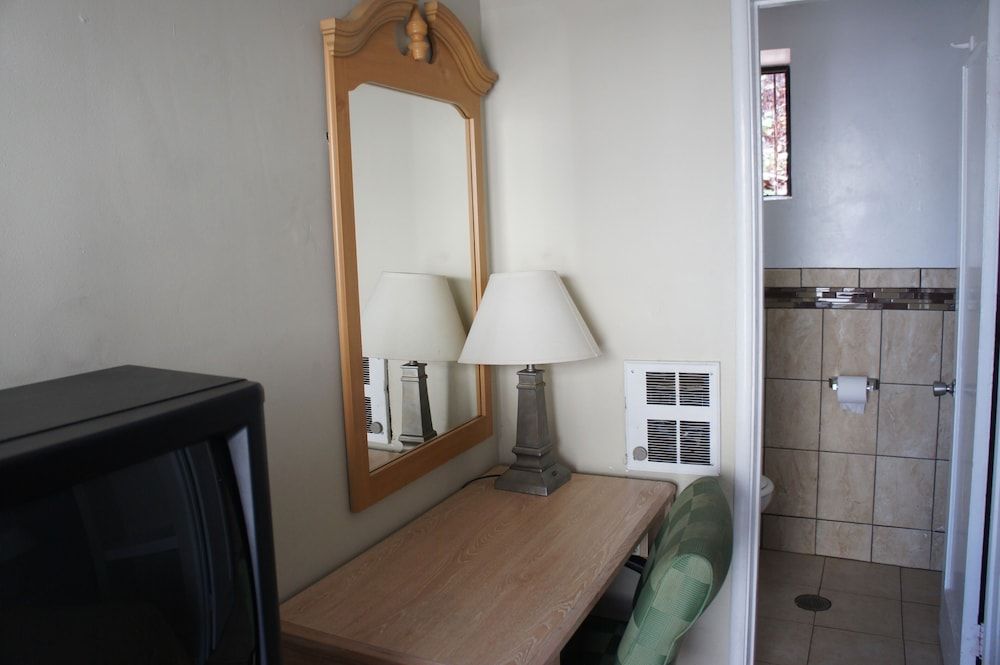 Budget Inn Standard Room, 1 Queen Bed, Non Smoking 5