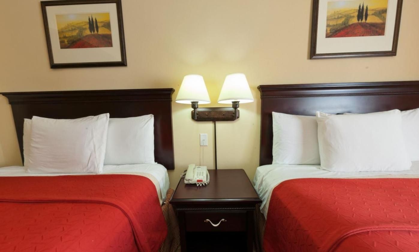 2 Queen Suite Accessible with Tub Non-Smoking