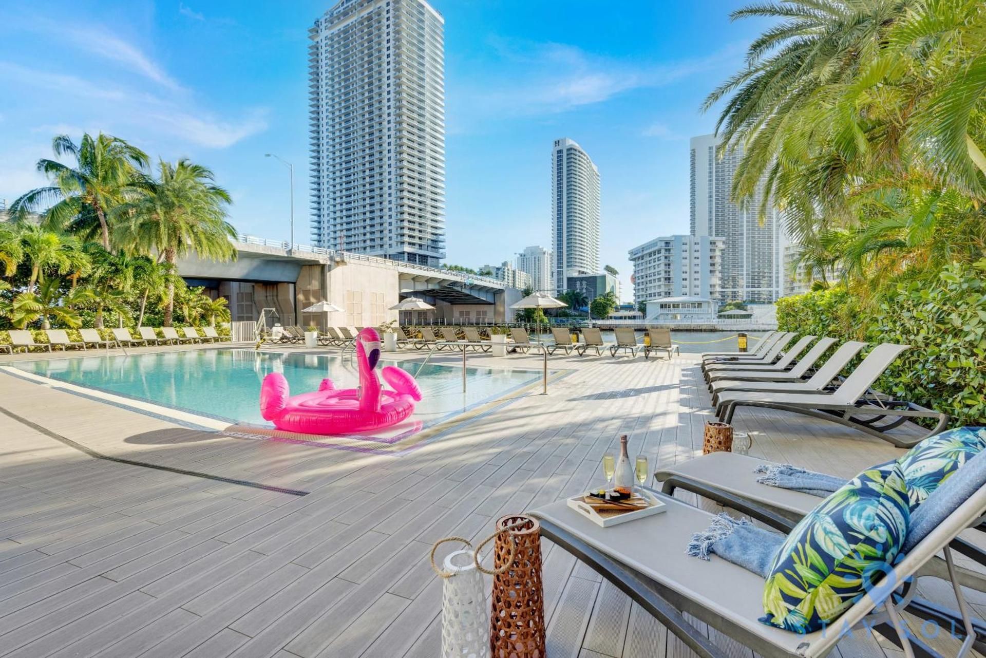 Amazing View Balcony - 1BR- Pool & Gym