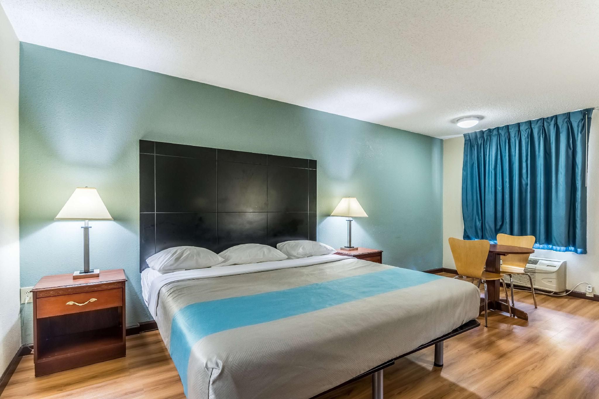1 King Bed | Non-Smoking