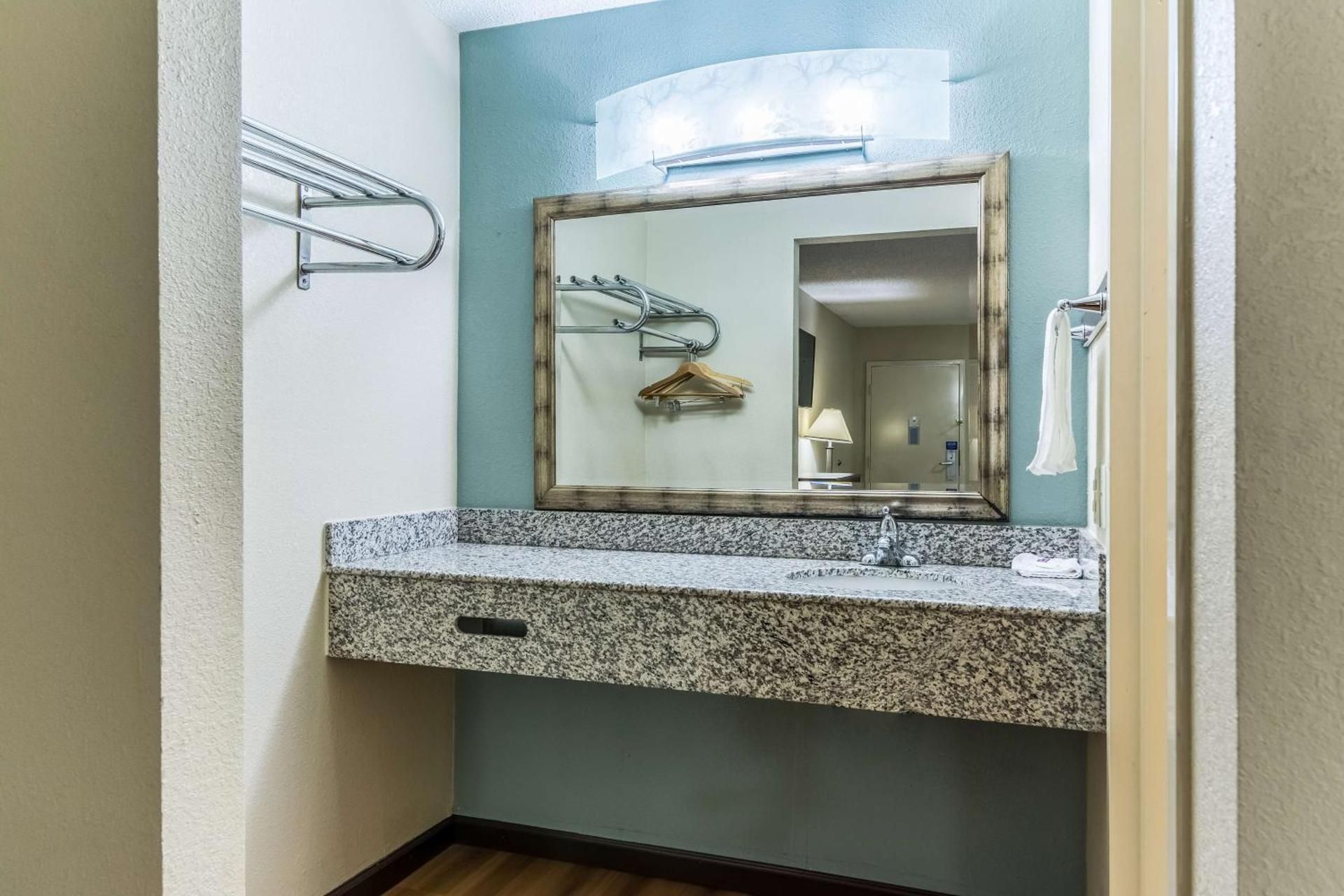 Motel 6 Kenly, NC Deluxe King Room - Smoking	 3