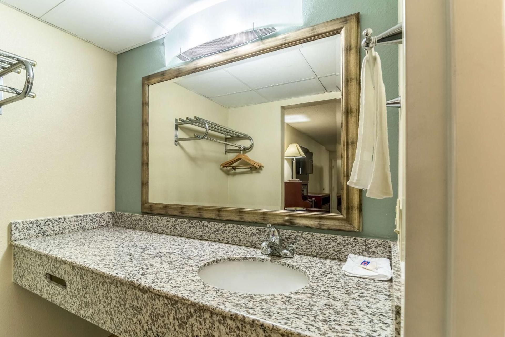 Motel 6 Kenly, NC King Room - Disability Access - Non-Smoking 3