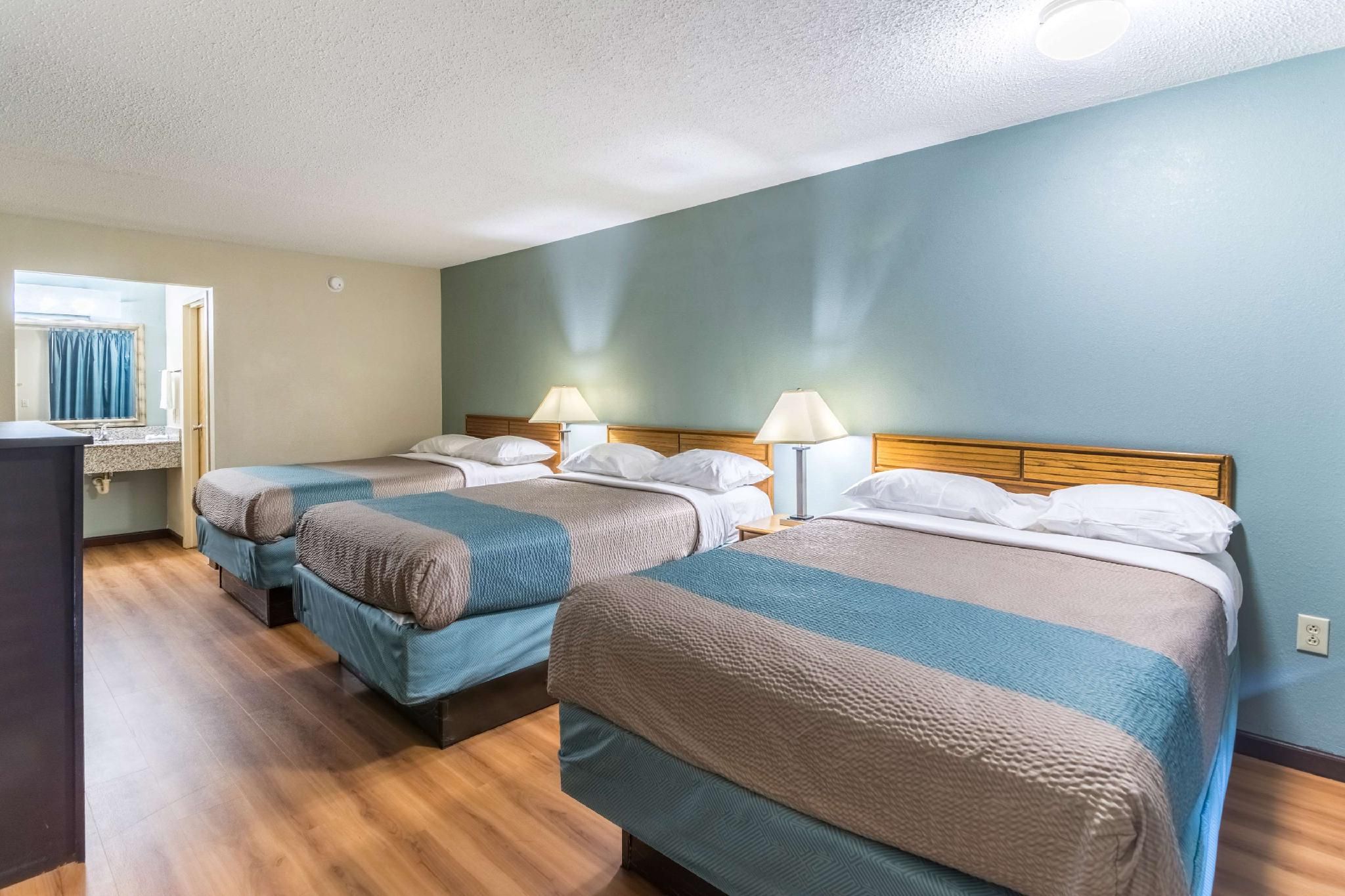 3 Full Beds | Non-Smoking, Micfridge
