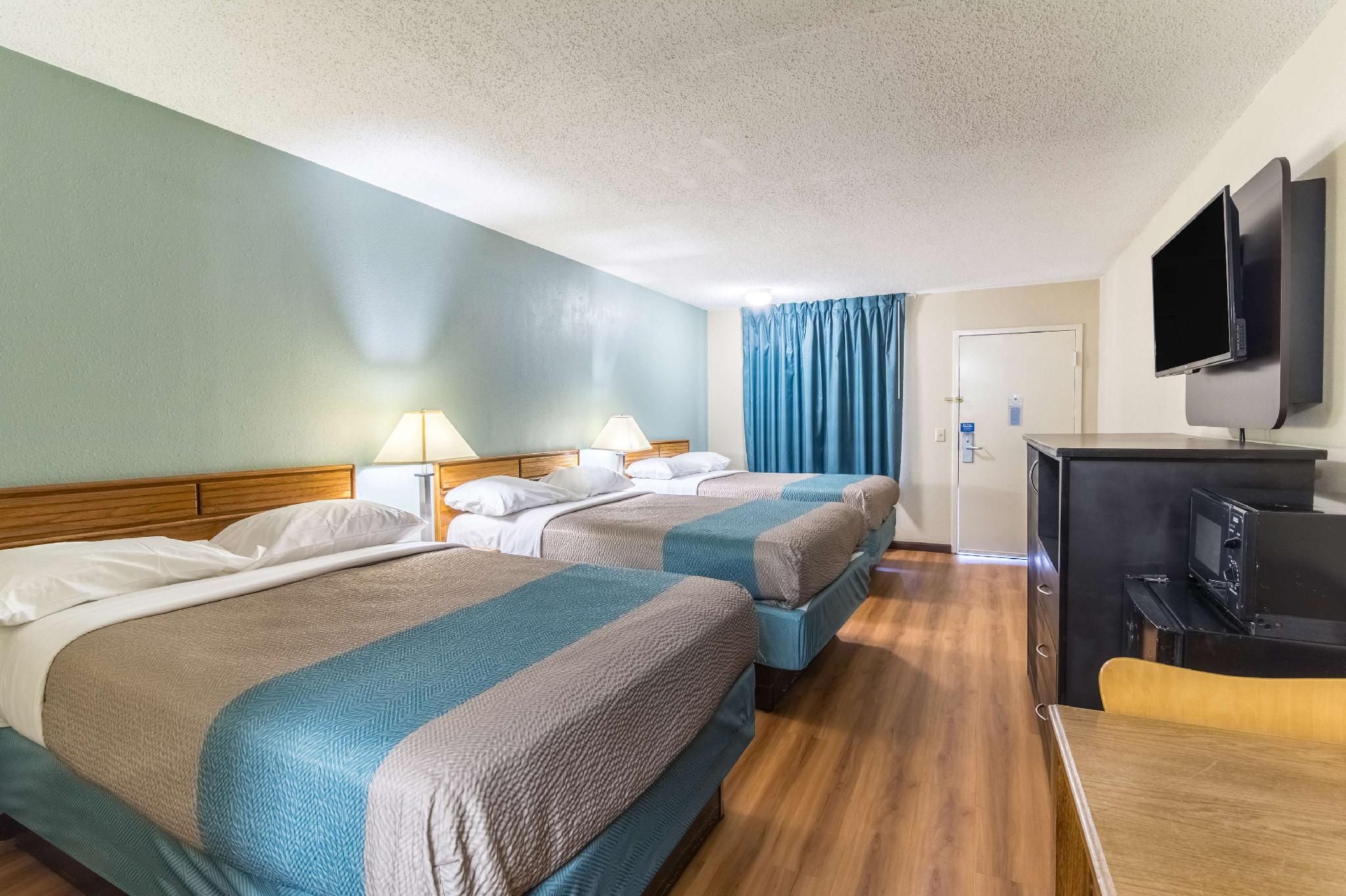 3 Full Beds | Non-Smoking, Micfridge
