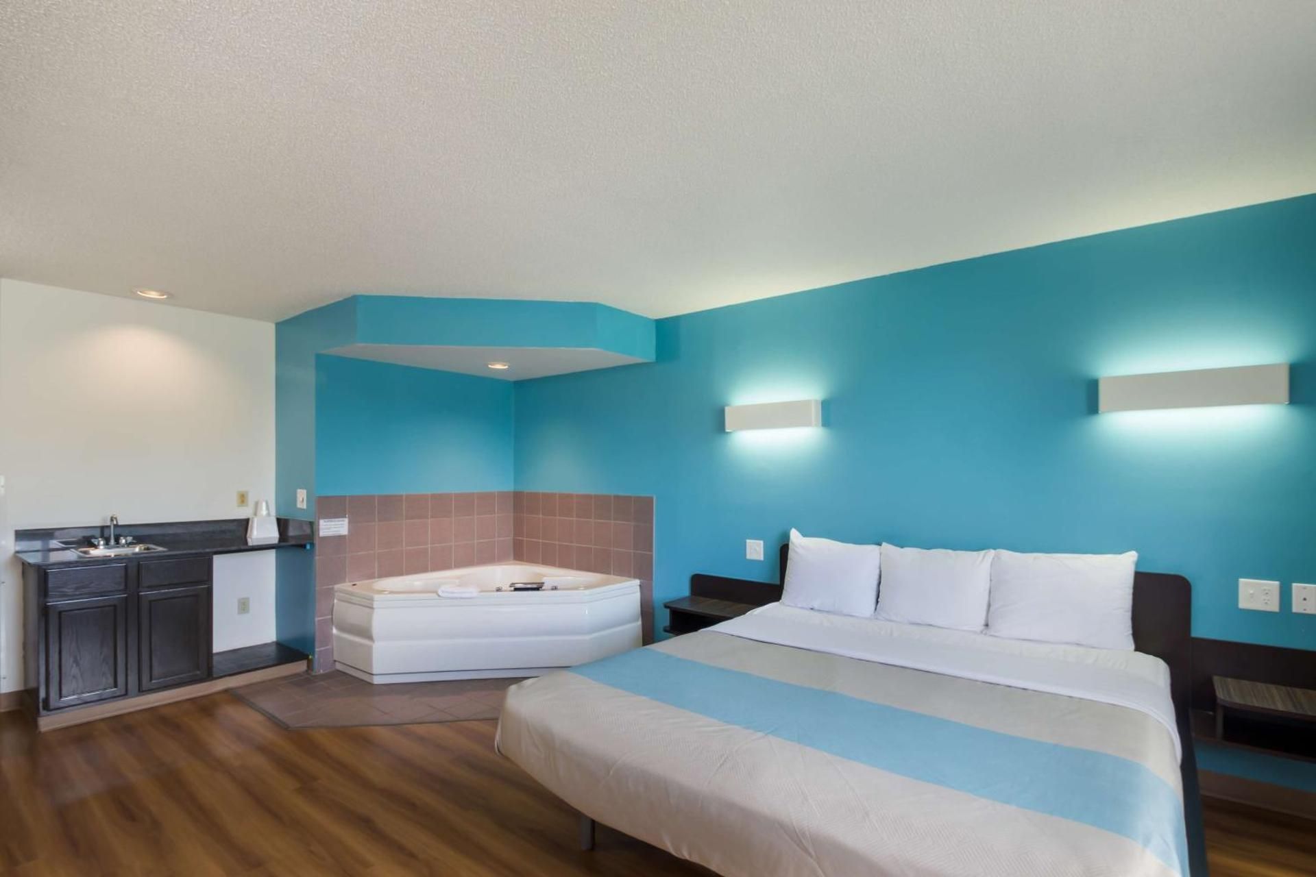 King Suite with Spa Bath - Non-Smoking