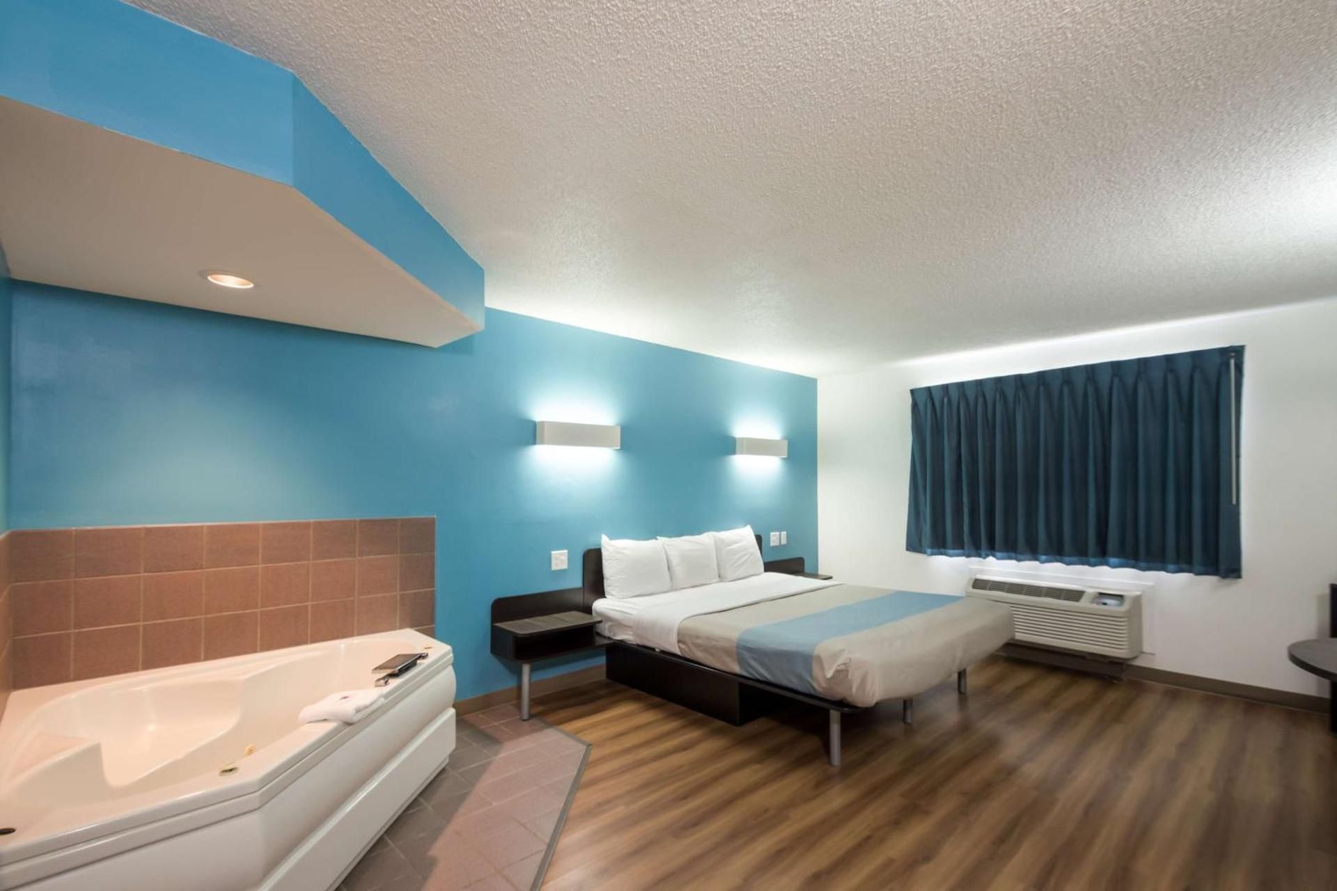King Suite with Spa Bath - Non-Smoking