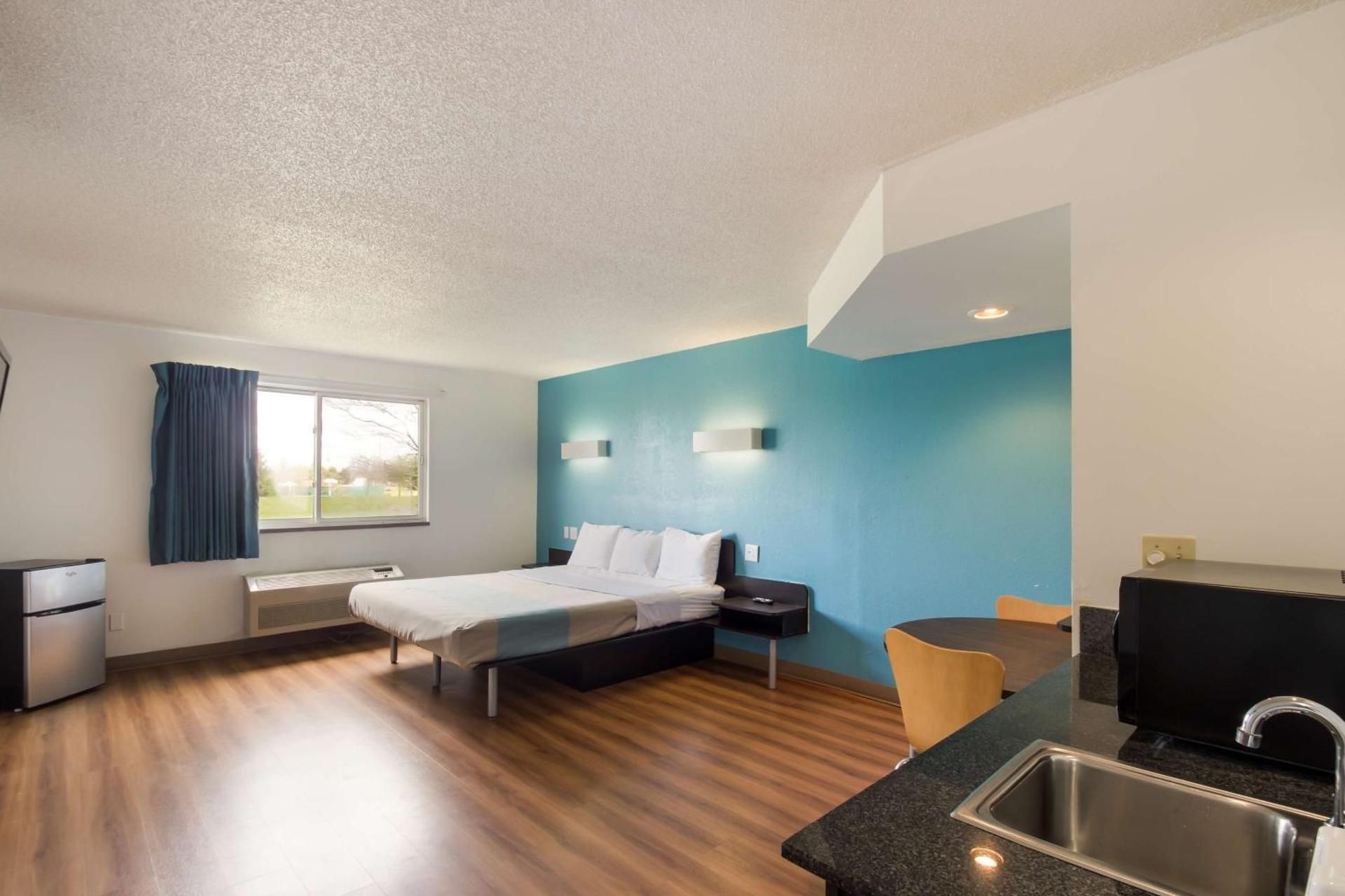 Deluxe King Room - Non-Smoking