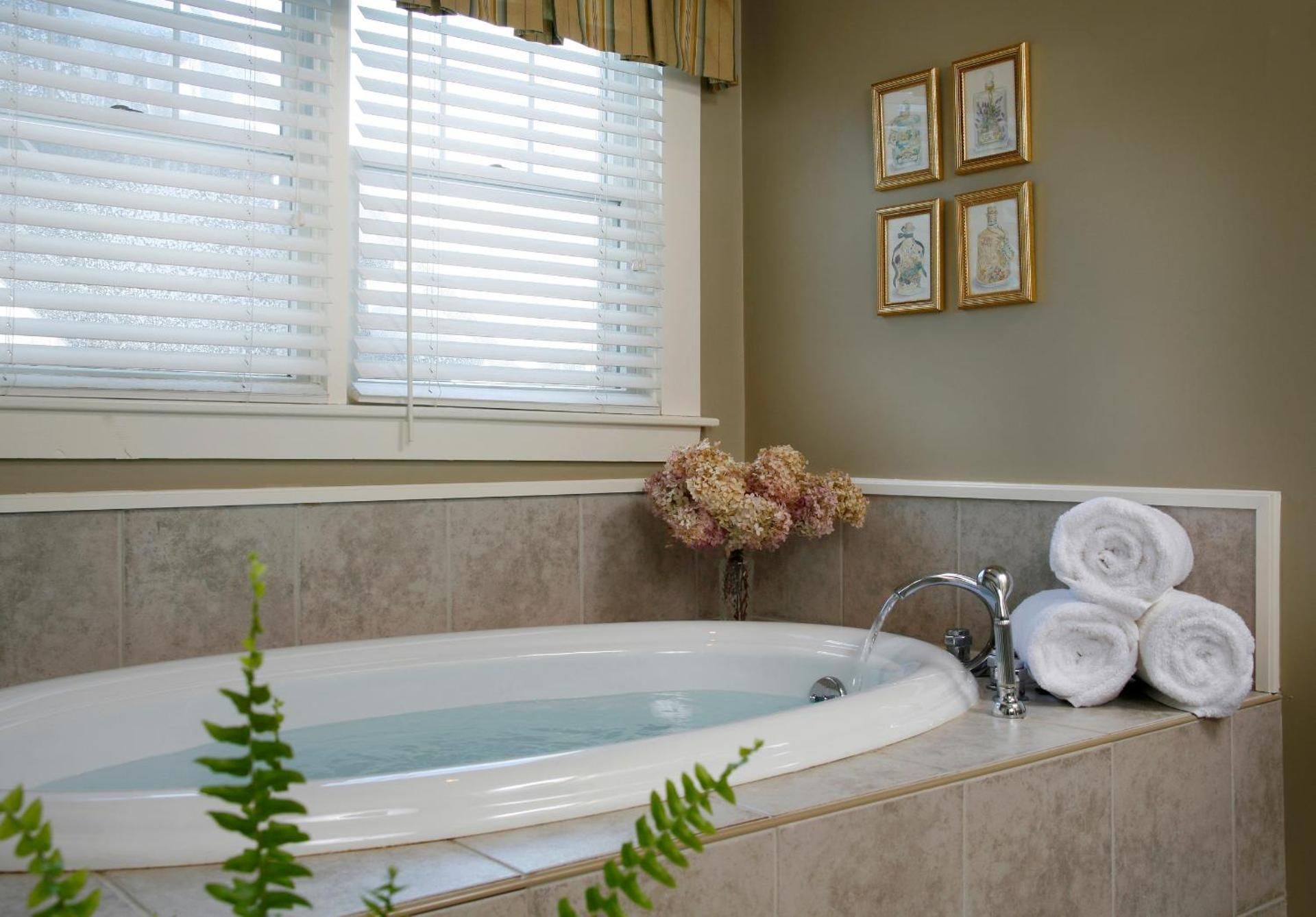 Richardson Deluxe Whirlpool Suite