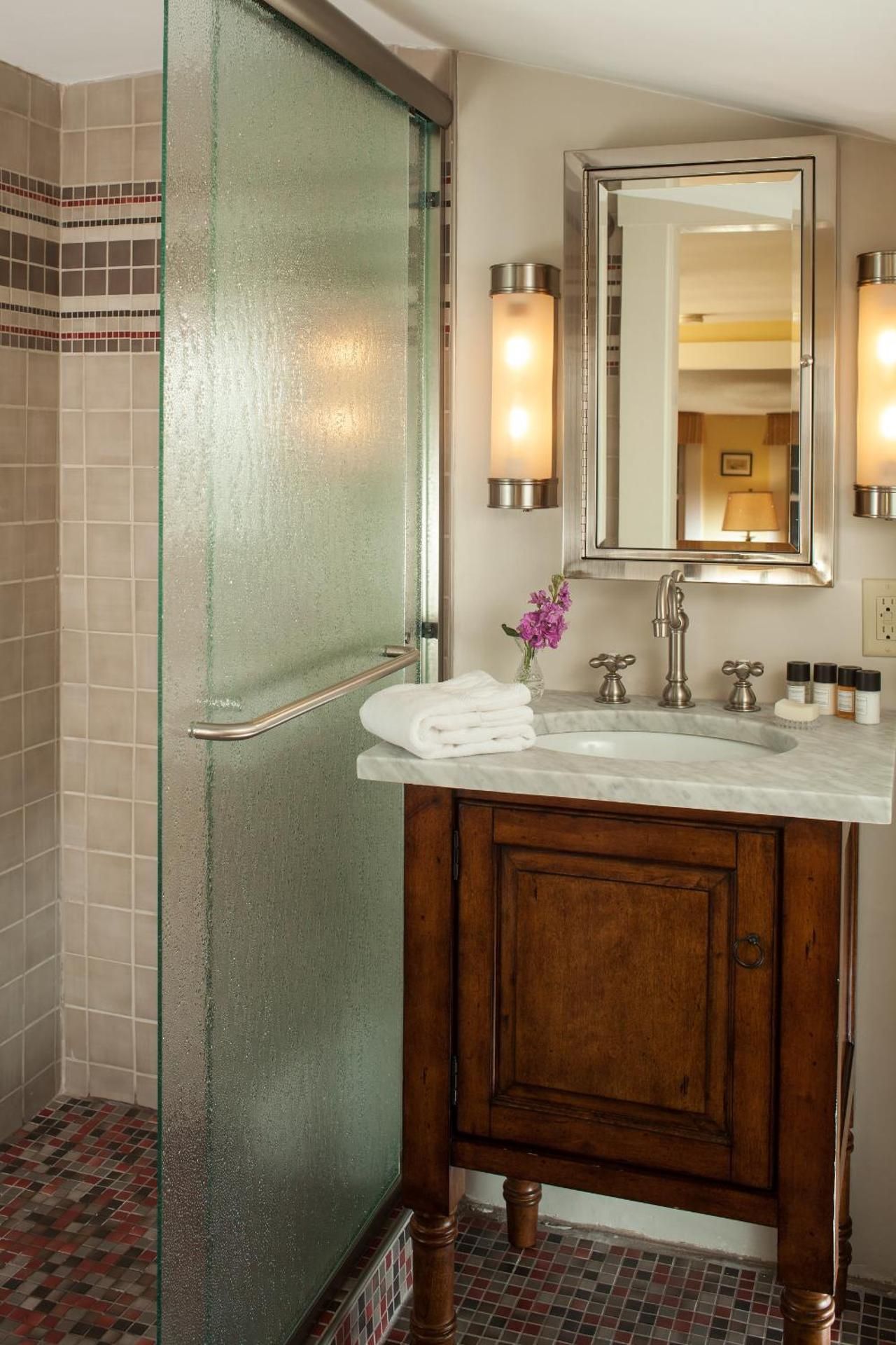 Nickerson Deluxe Whirlpool Suite