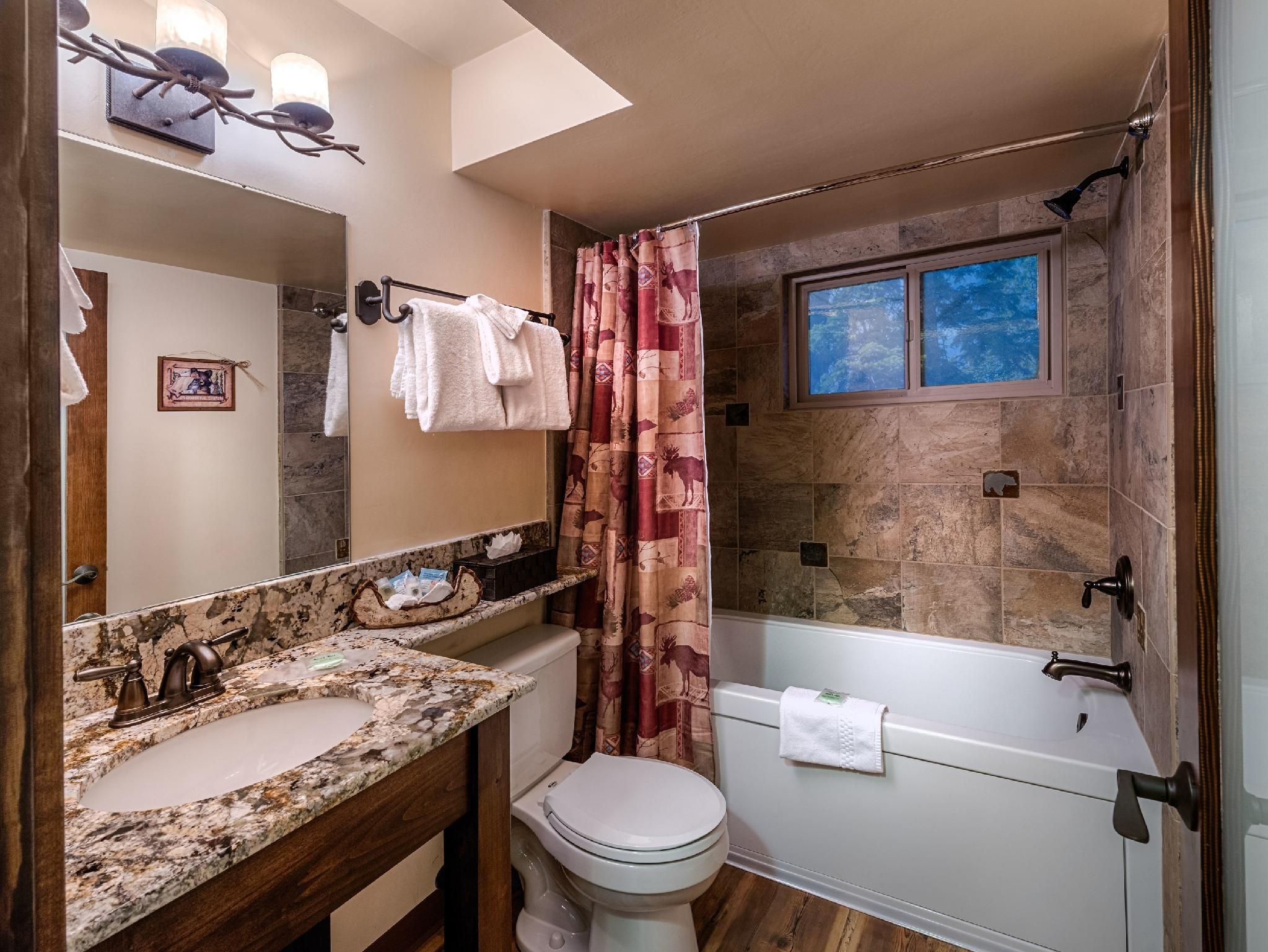 Cedar Glen Lodge Lake View One Bedroom-Lodge-Lake View-Ensuite with Jet bath-Family 2