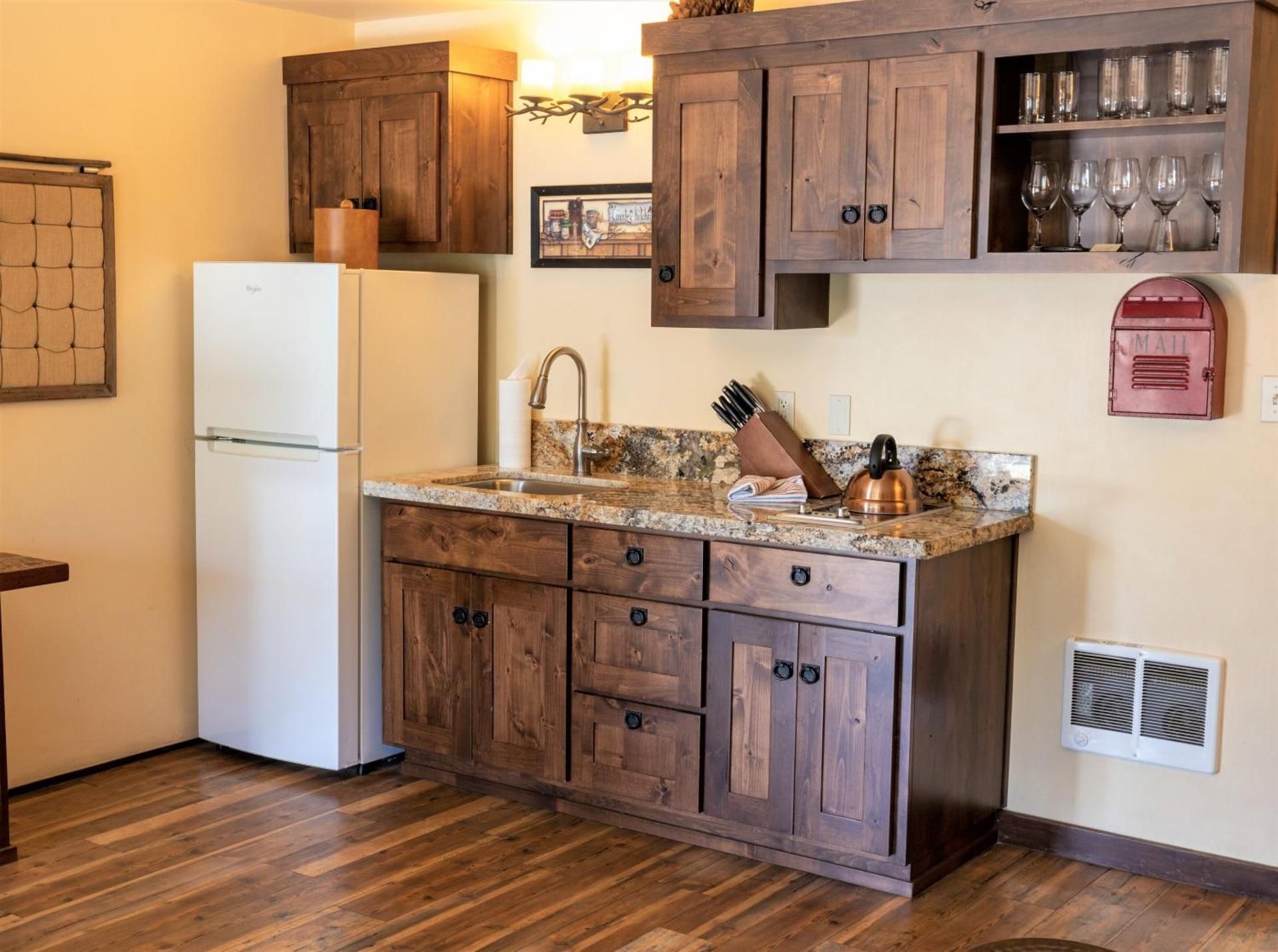 Cedar Glen Lodge Apartment with Lake View 3