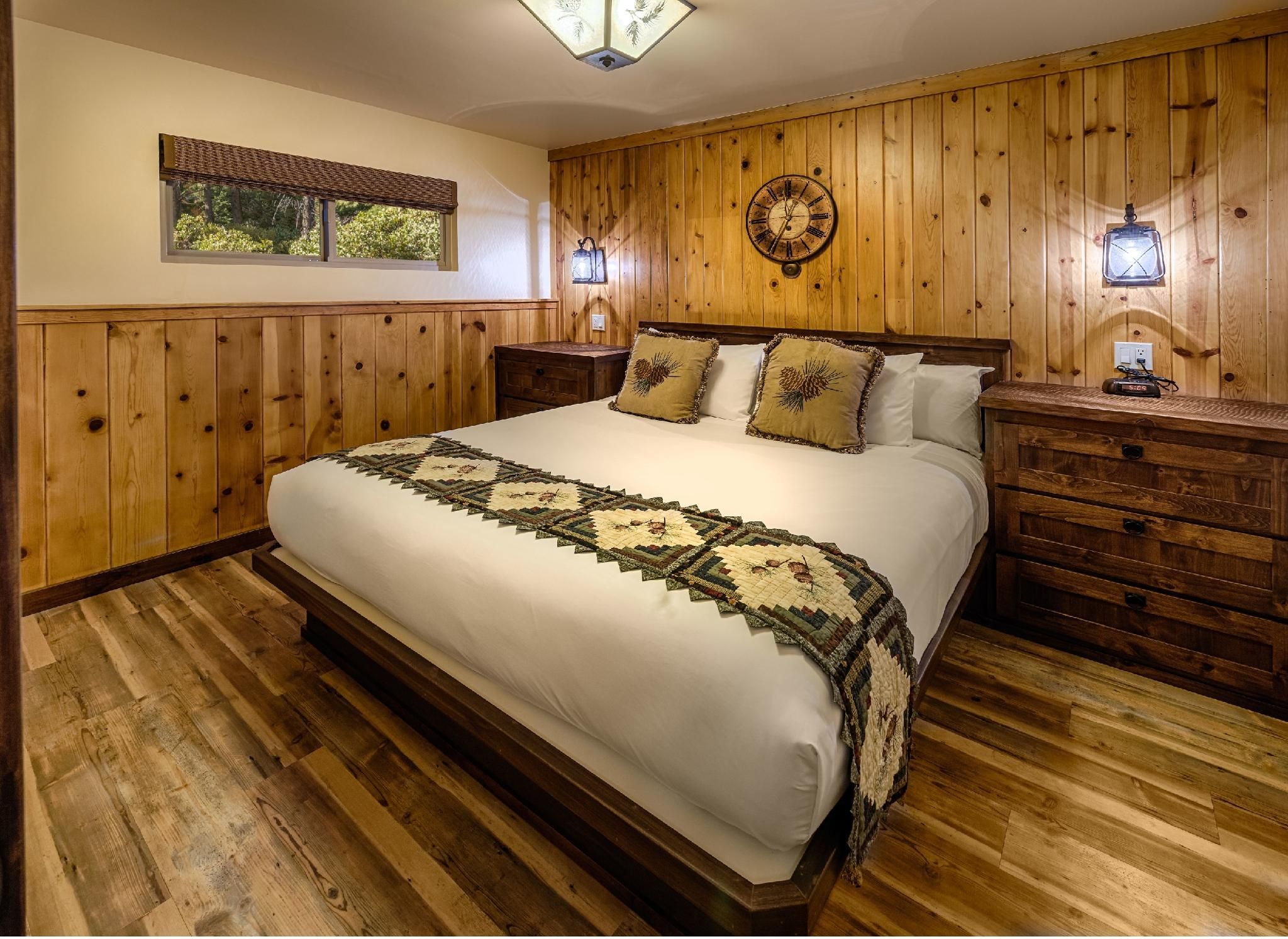 Cedar Glen Lodge Lake View One Bedroom-Lodge-Lake View-Ensuite with Jet bath-Family