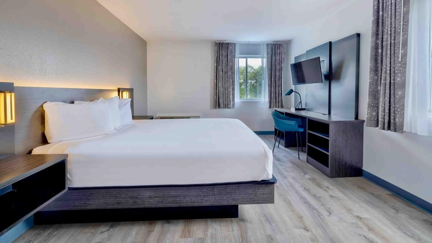 1 Queen Bed | Mobility Accessible Tub Nsmk