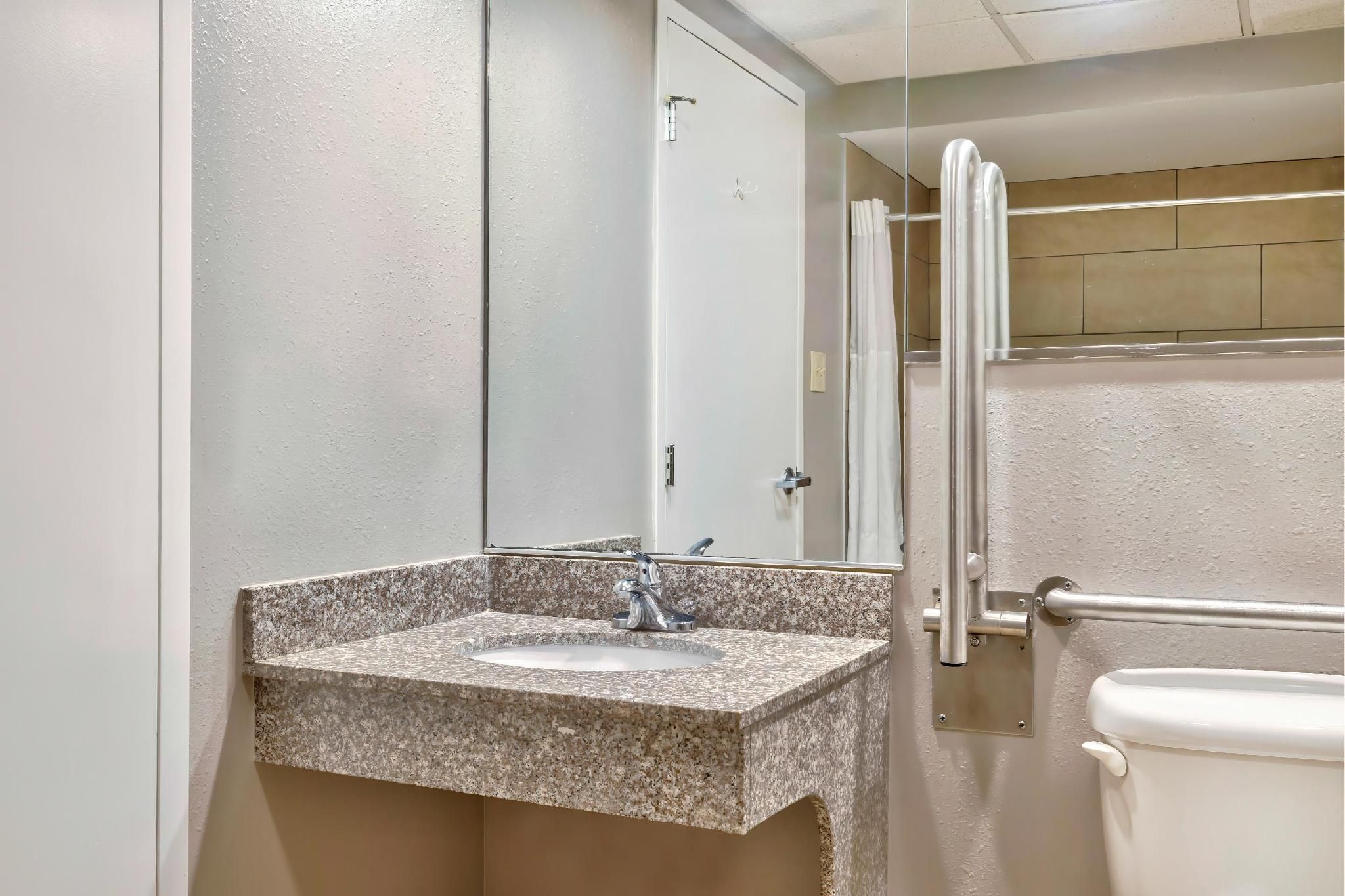 1 Queen Bed | Mobility Accessible Tub Nsmk