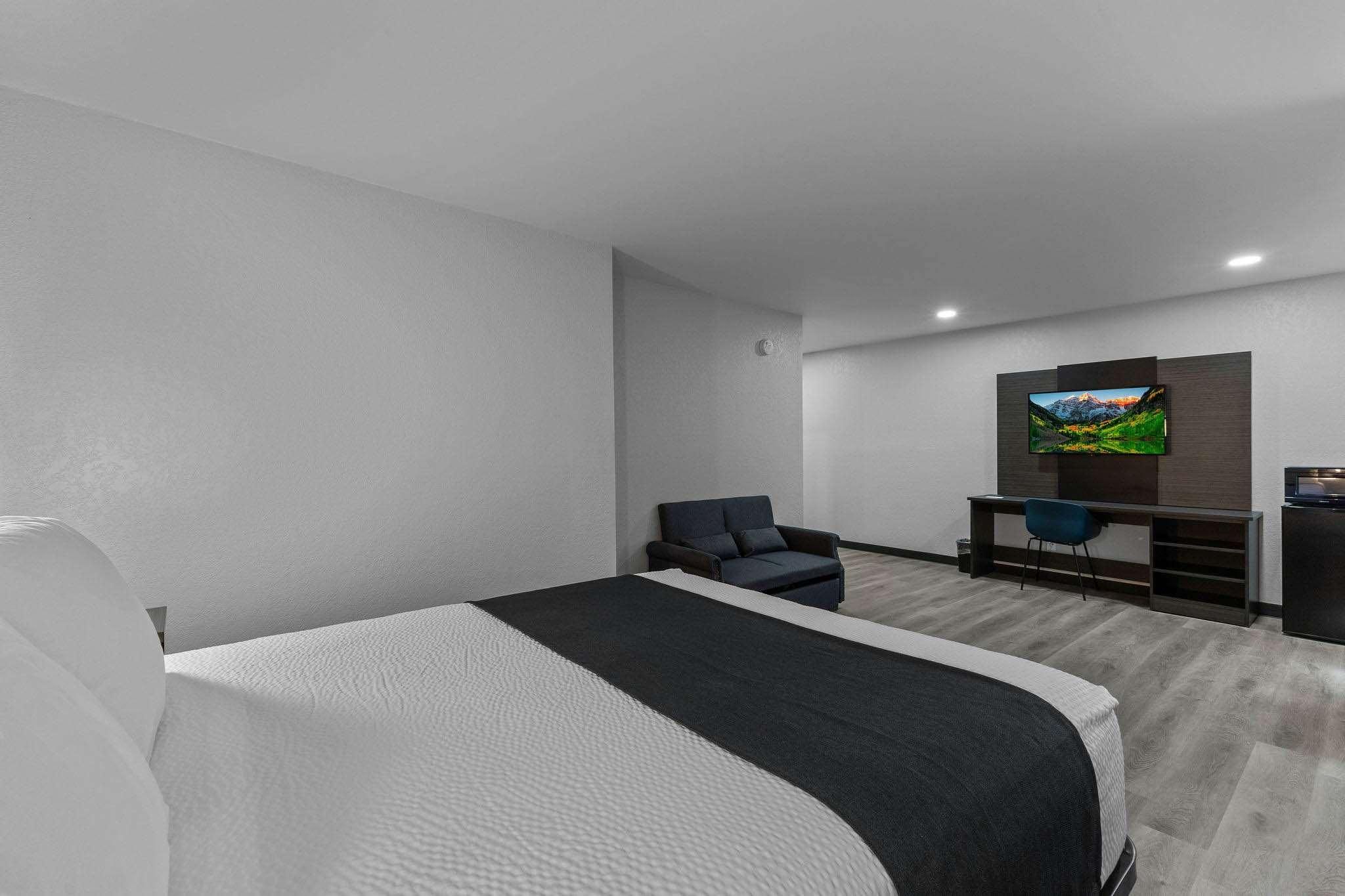 1 Queen Bed | Suite, Non-Smoking, Sofa-Bed