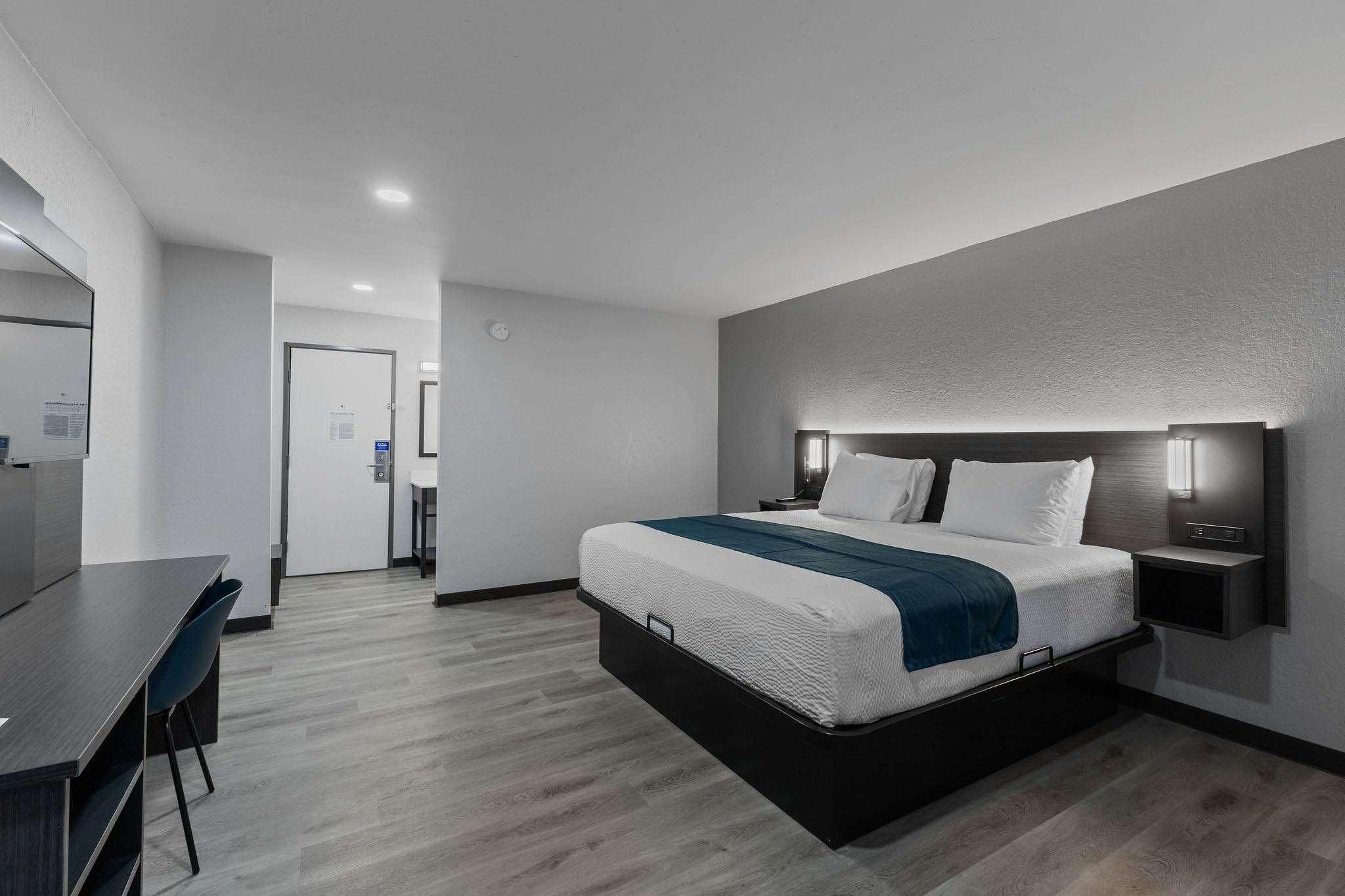 1 King Bed | Non-Smoking, Micfridge
