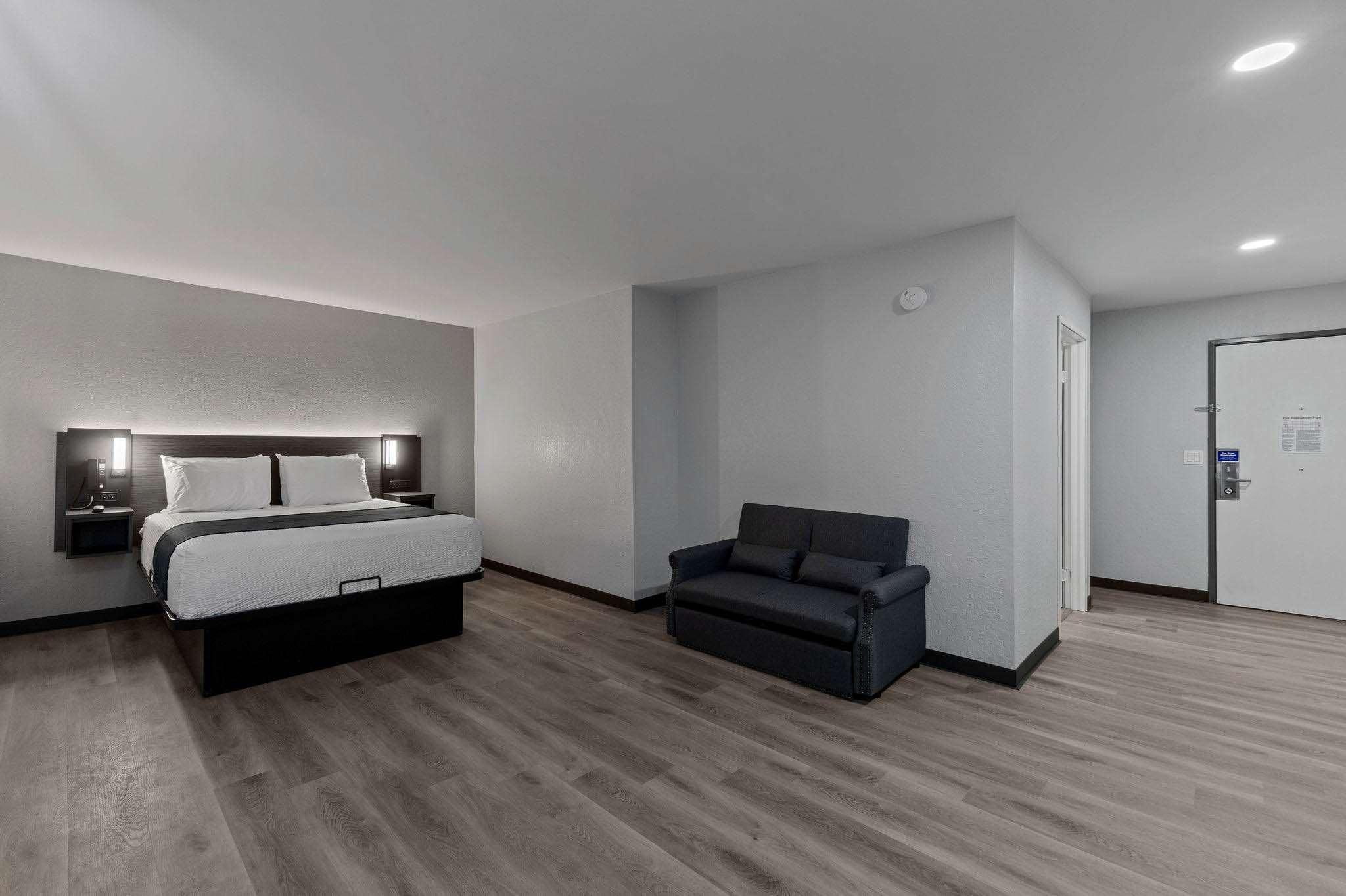 1 Queen Bed | Suite, Non-Smoking, Sofa-Bed