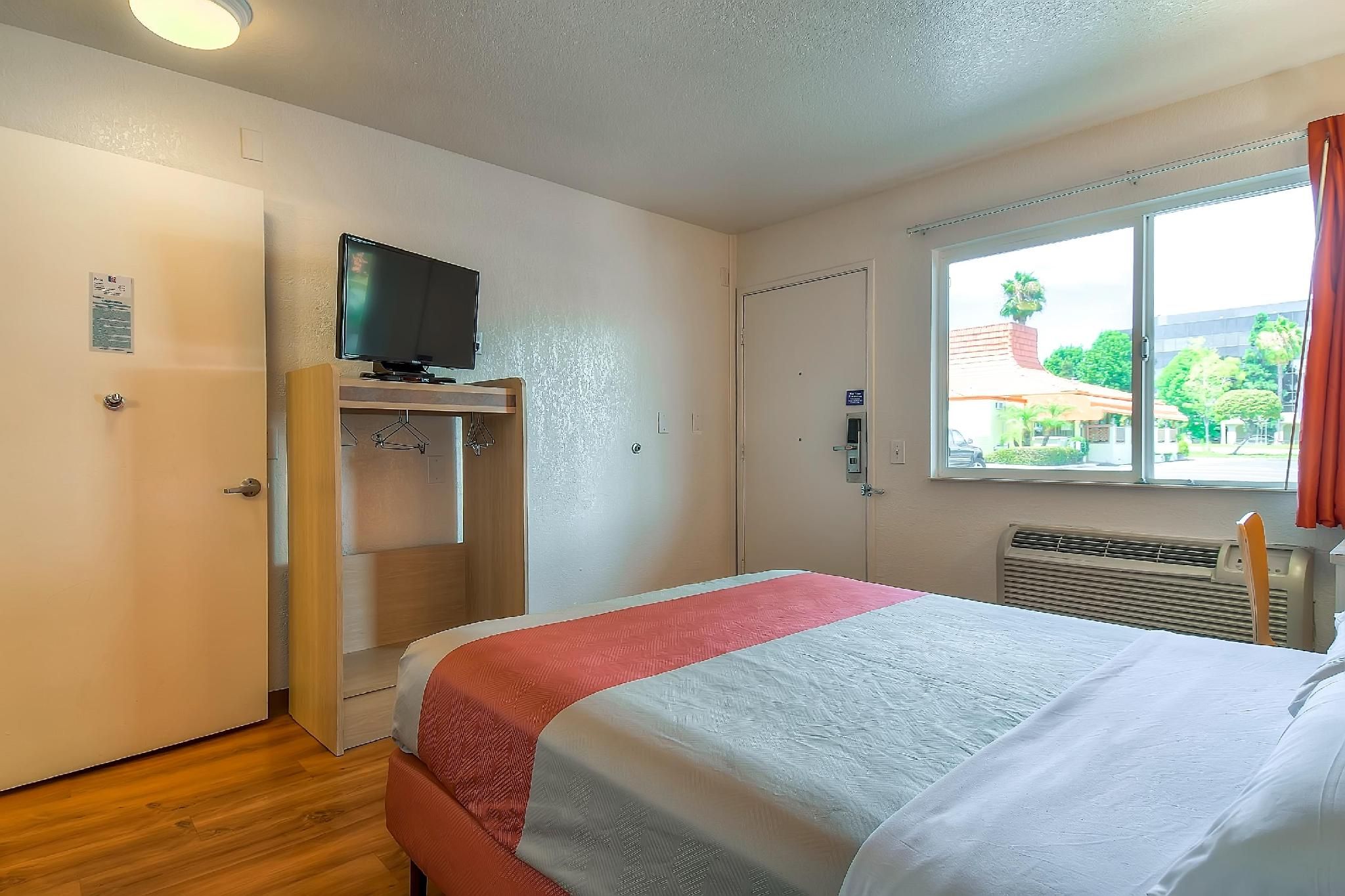 1 Queen Bed | Mini Fridge