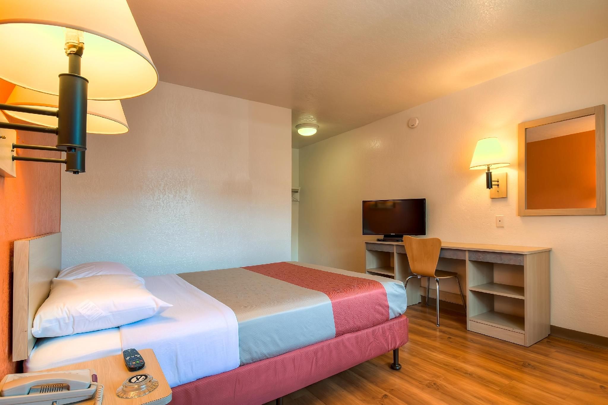1 Queen Bed Business Suite