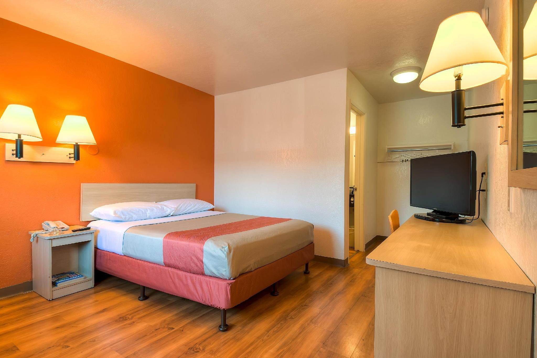 1 Queen Bed
