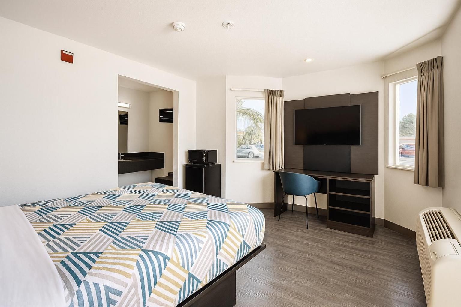 1 King Bed | Micfridge