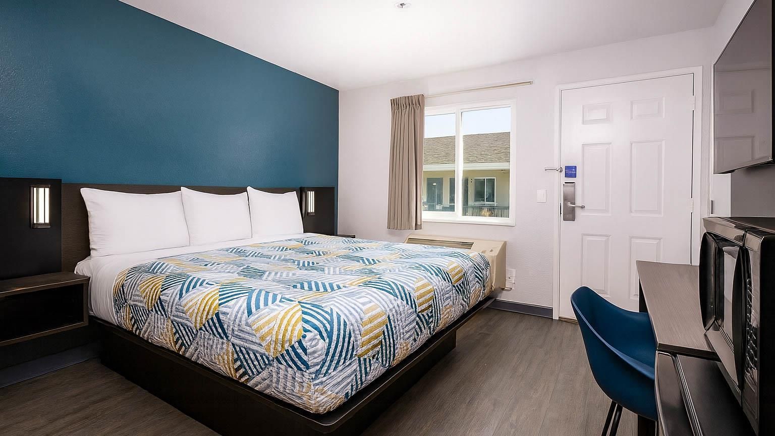 1 King Bed | Micfridge