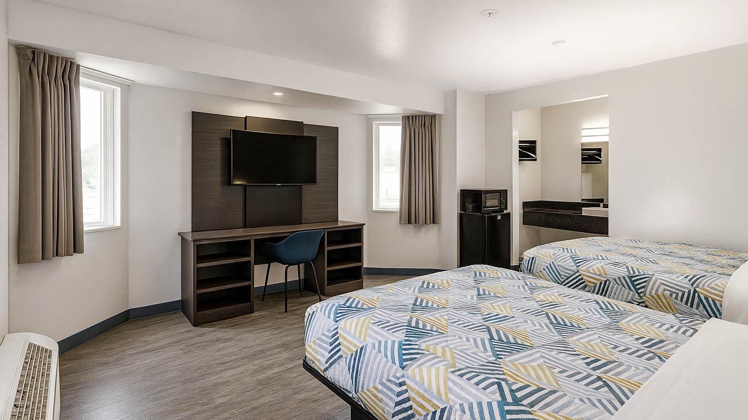 2 Queen Beds | Micfridge