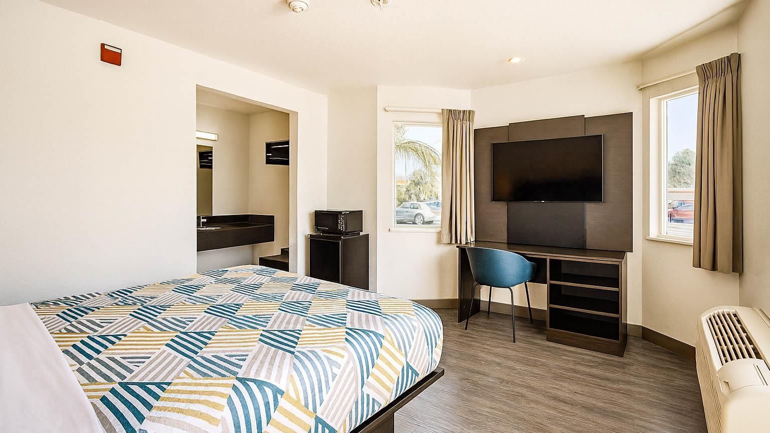 1 Queen Bed | Deluxe