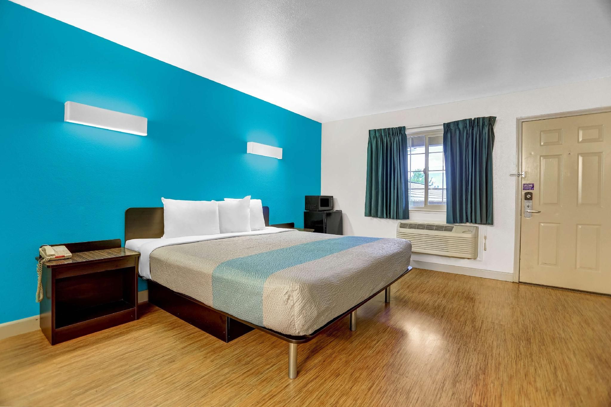 1 King Bed | Non-Smoking