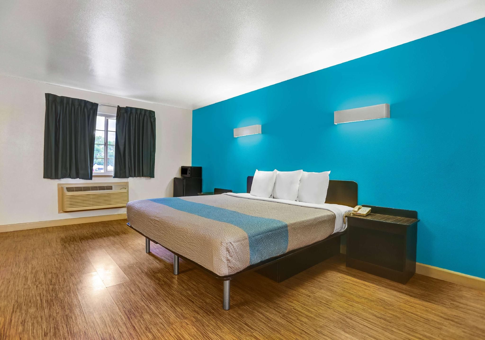 1 KING BED | MOBILITY ACCESSIBLE TUB SMK