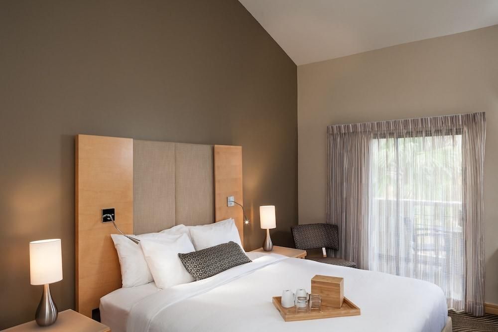 1 Queen Bed Standard