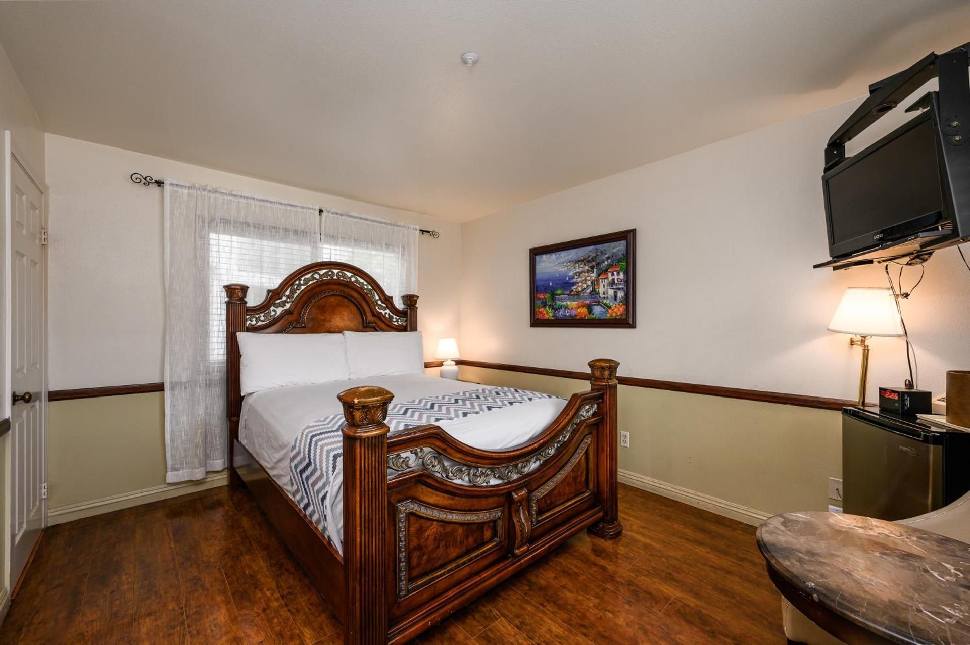 Standard Queen Room
