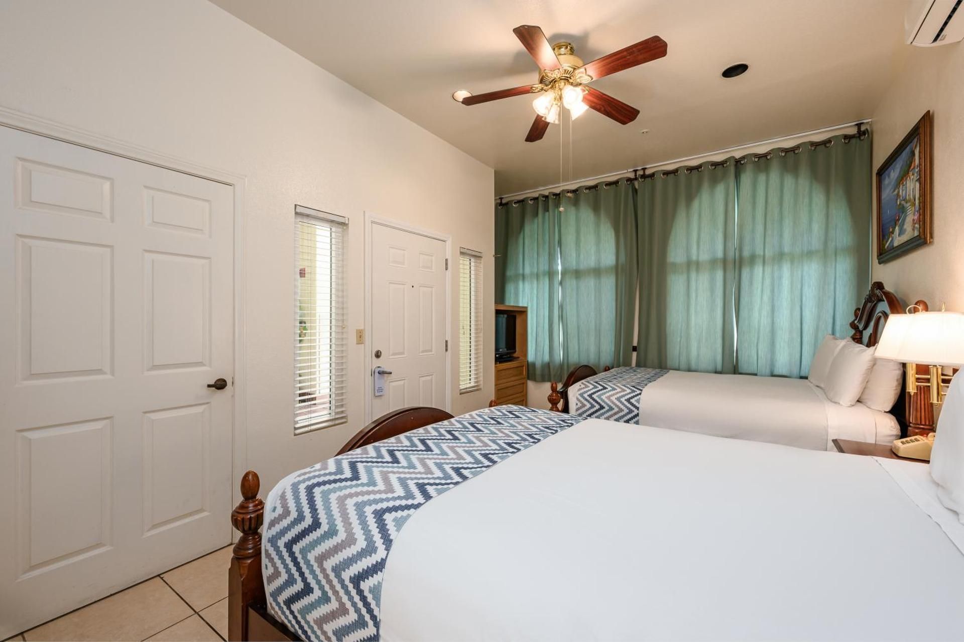 Quadruple Room with Private Bathroom