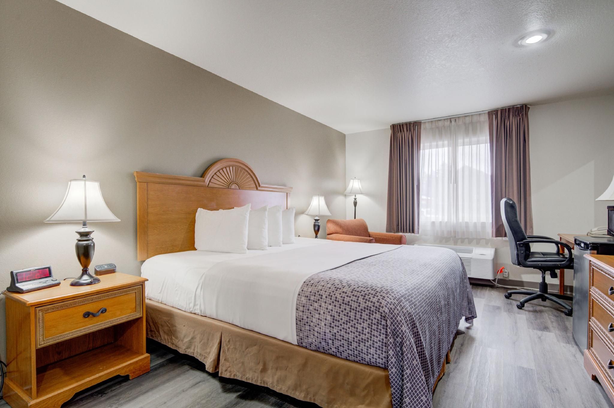 1 King Bed, Nonsmoking, Accessible