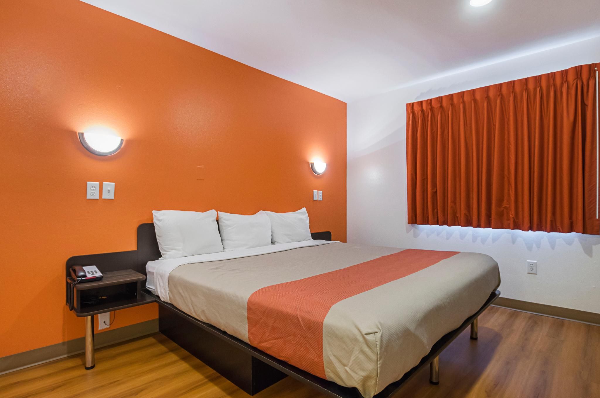 1 KING BED | ACCESSIBLE, NON-SMOKING