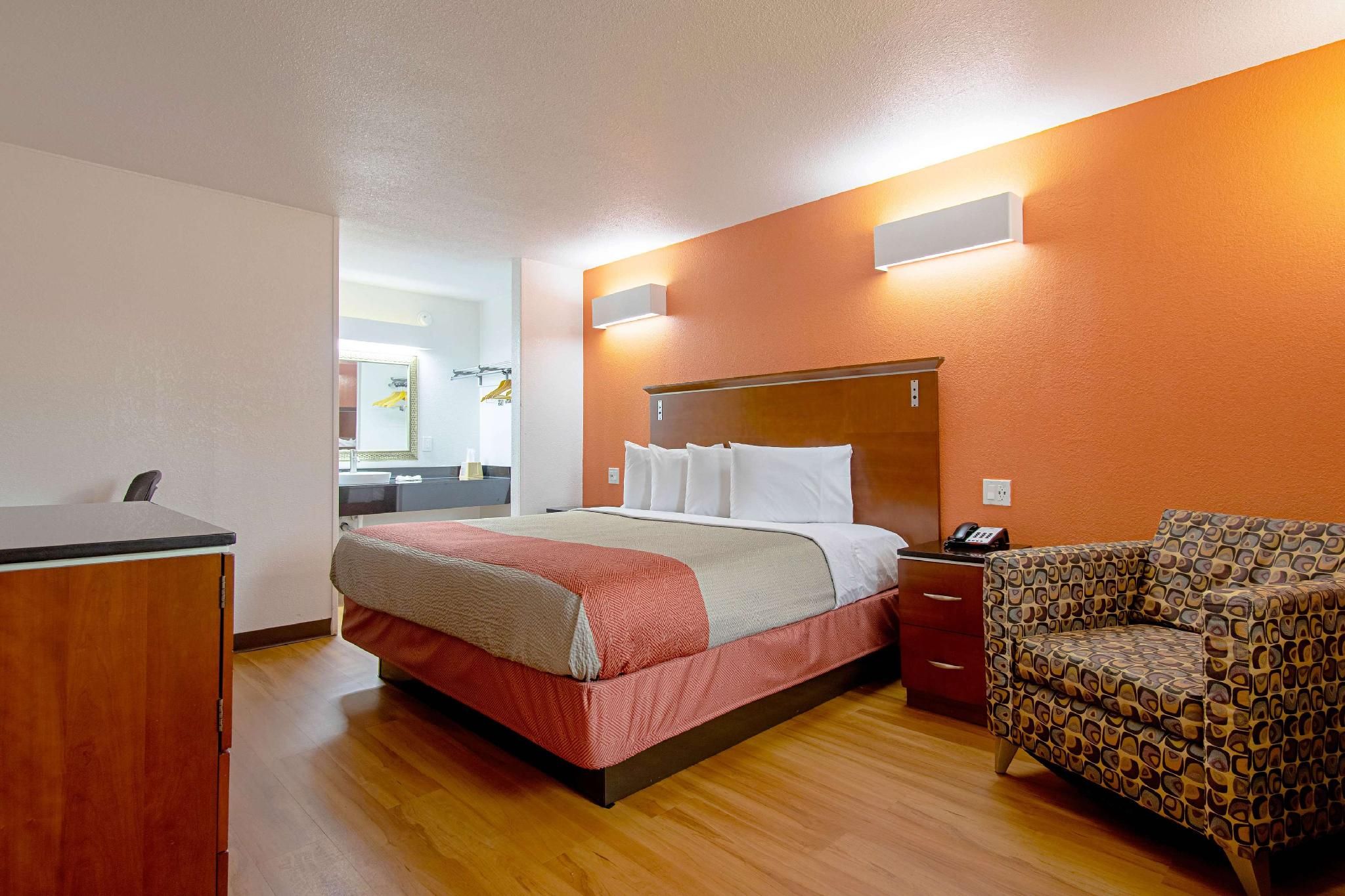 1 King Bed | Non-Smoking, Micfridge