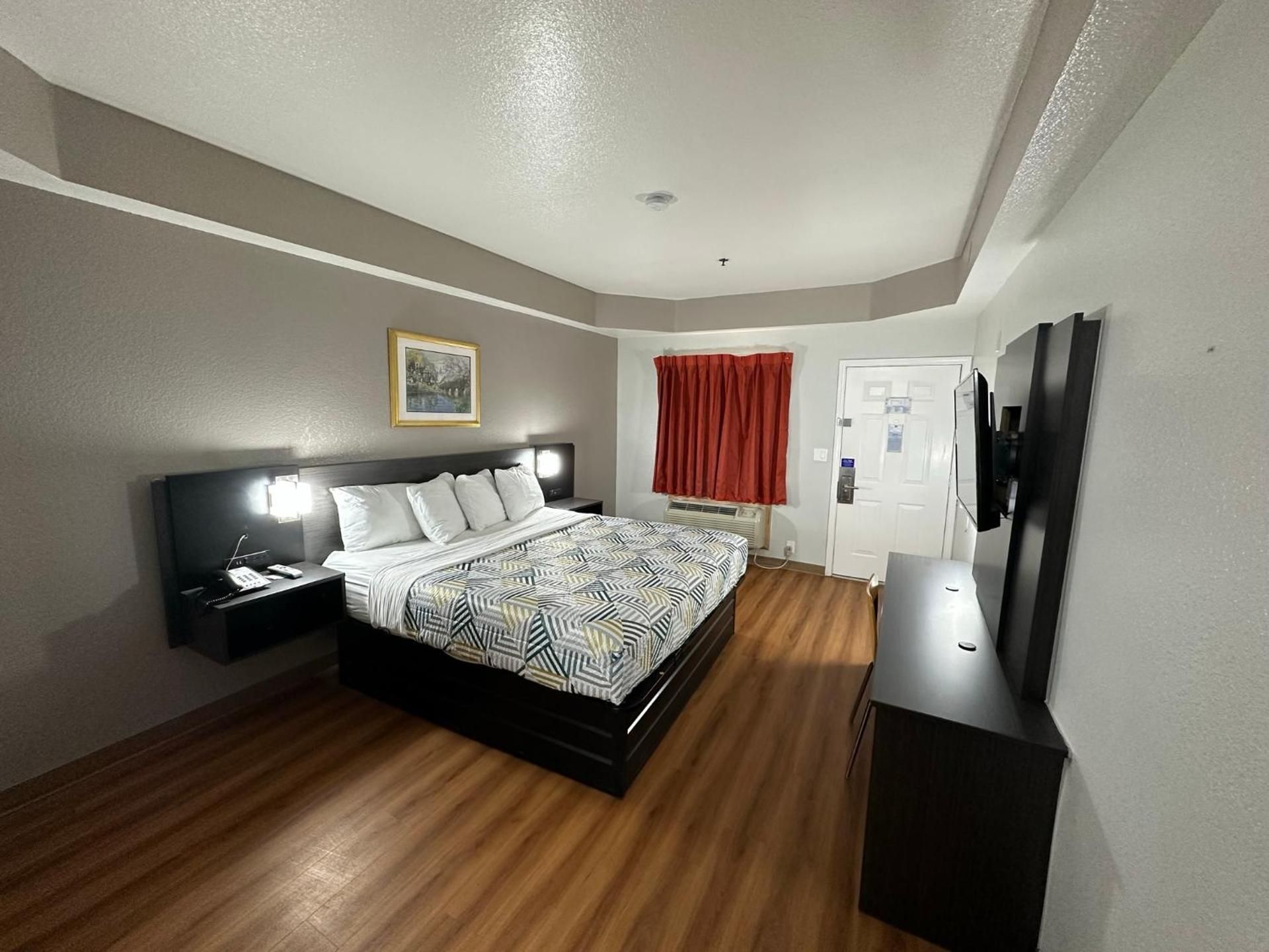Deluxe King Room - Non-Smoking