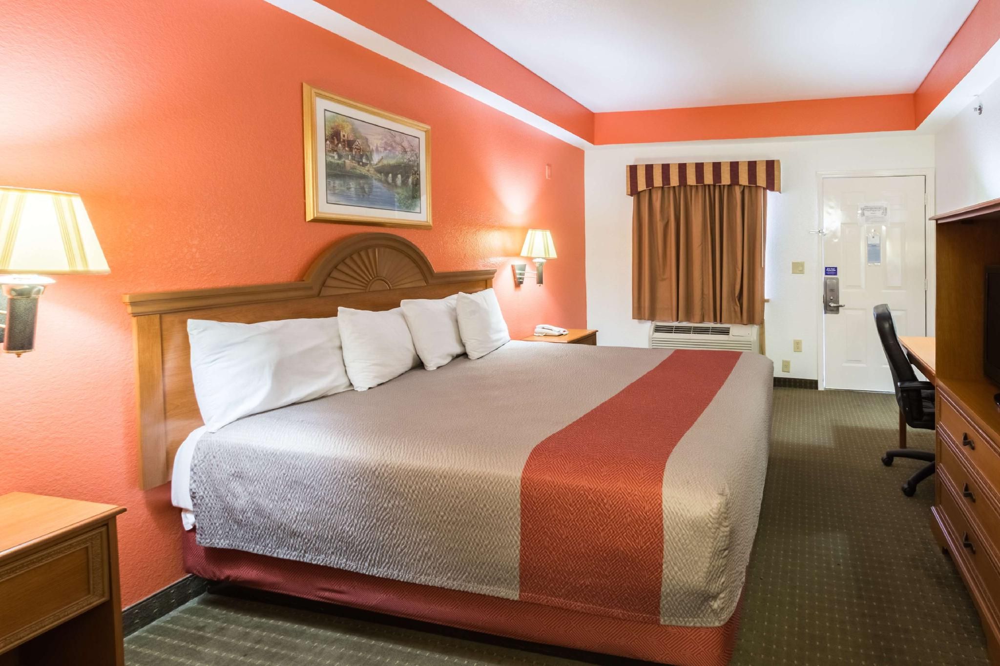 1 King Bed | Non-Smoking, Hot Tub, Micfridge